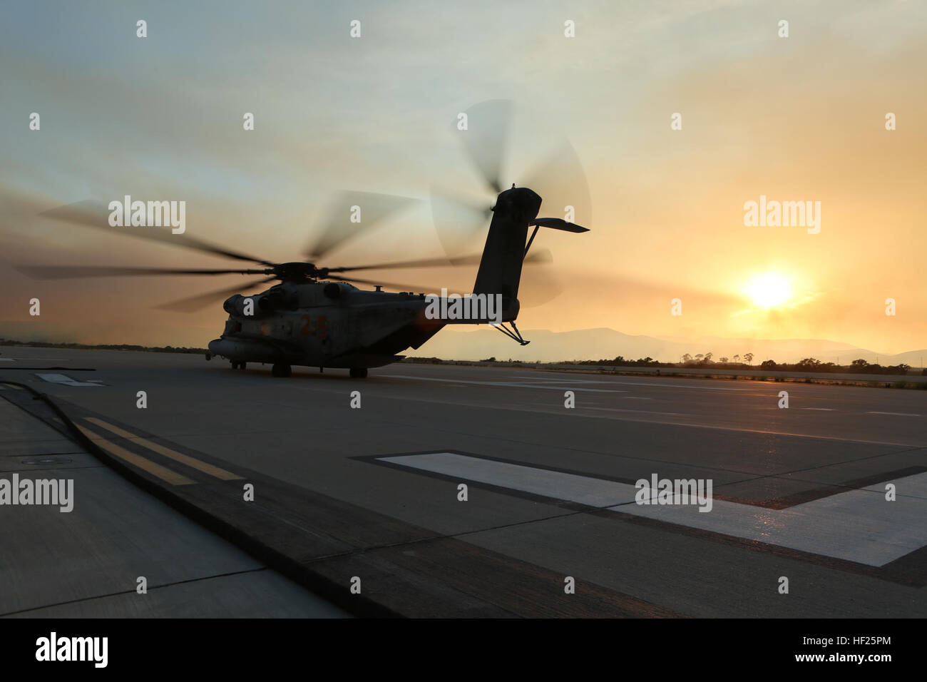 Un U.S. Marine Corps CH-53 avion se prépare à décoller à bord de Camp Pendleton, San Diego, Californie, le 16 mai 2014. U. S. Marines avec ravitaillement aérienne et maritime de l'Escadron de transport 352 mettre en place un site de ravitaillement au sol d'air pour aider à l'effort contre le comté de San Diego d'incendie. (U. S. Marine Corps photo par Lance Cpl. Erasmo Cortez III/VMGR-352 ADGR) Parution 140516-M-CS016-007 Banque D'Images