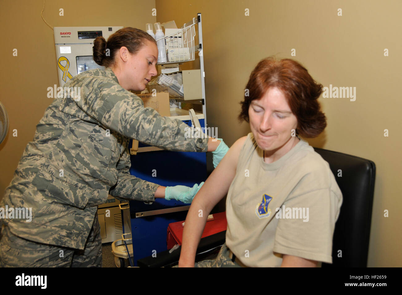 U.S. Air Force 1er lieutenant Lindsay Chapman, groupe médical, 181e Escadre de renseignement, de l'Indiana Air National Guard vaccine Master Sgt. Rhonda Howell avec le vaccin ROR (Rougeole, oreillons, rubéole) et au cours de la formation de l'unité mai 2014 Assemblée générale à Hulman Field, Terre Haute, Indiana Le maintien de l'état de préparation de la mission est la clé de la 181e Escadre de renseignement et de l'Air National Guard. (U.S. Photo de la Garde nationale aérienne capitaine principal Sgt. John S. Chapman/libérés) Mission prêt 140518-Z-H441-287 Banque D'Images