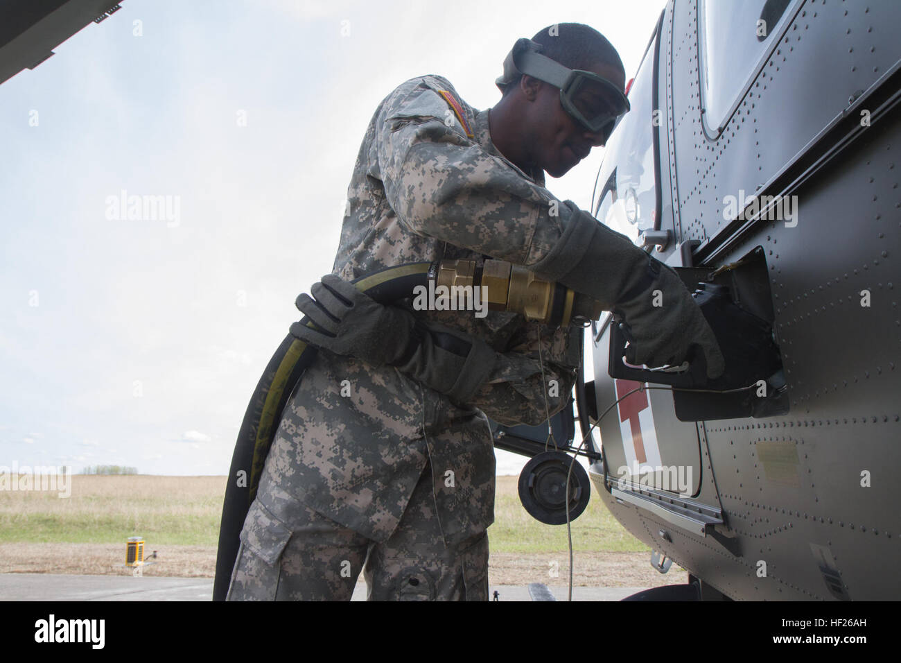 La Garde nationale du Colorado SPC. Johnson, un Davionn fueler pour le 2e bataillon du 135e de l'appui général de l'Aviation, ravitaille un hélicoptère UH-72 Lakota dans le cadre de l'exercice Maple résoudre au Centre canadien d'entraînement aux manoeuvres de Wainwright, en Alberta, le 20 mai 2014. La haute direction a visité le Centre canadien d'entraînement aux manoeuvres de Wainwright, en Alberta, tandis que la Garde nationale du Colorado aviation resources a participé à l'exercice Maple Resolve 2014 (EXMR14) du 5 au 1 juin 2014. Environ 5 000 Canadiens, britanniques et américains participent à la plus grande de l'exercice annuel Banque D'Images