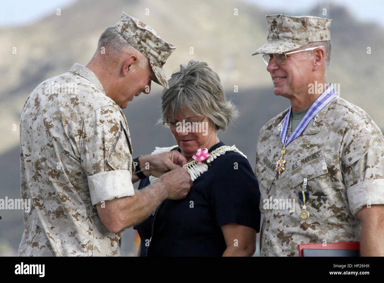 Le général James T. Conway (à gauche), Commandant du Corps des Marines, présente Gayle Goodman, épouse du lieutenant-général John F. GOODMAN, (droit), commandant des forces du Corps des Marines des États-Unis, du Pacifique, avec une qualité de service public au cours de son mari et de passation de commandement de la cérémonie de la retraite sur l'aire ici Aug 22. L'USMC-080822-M-2934T-008 Banque D'Images