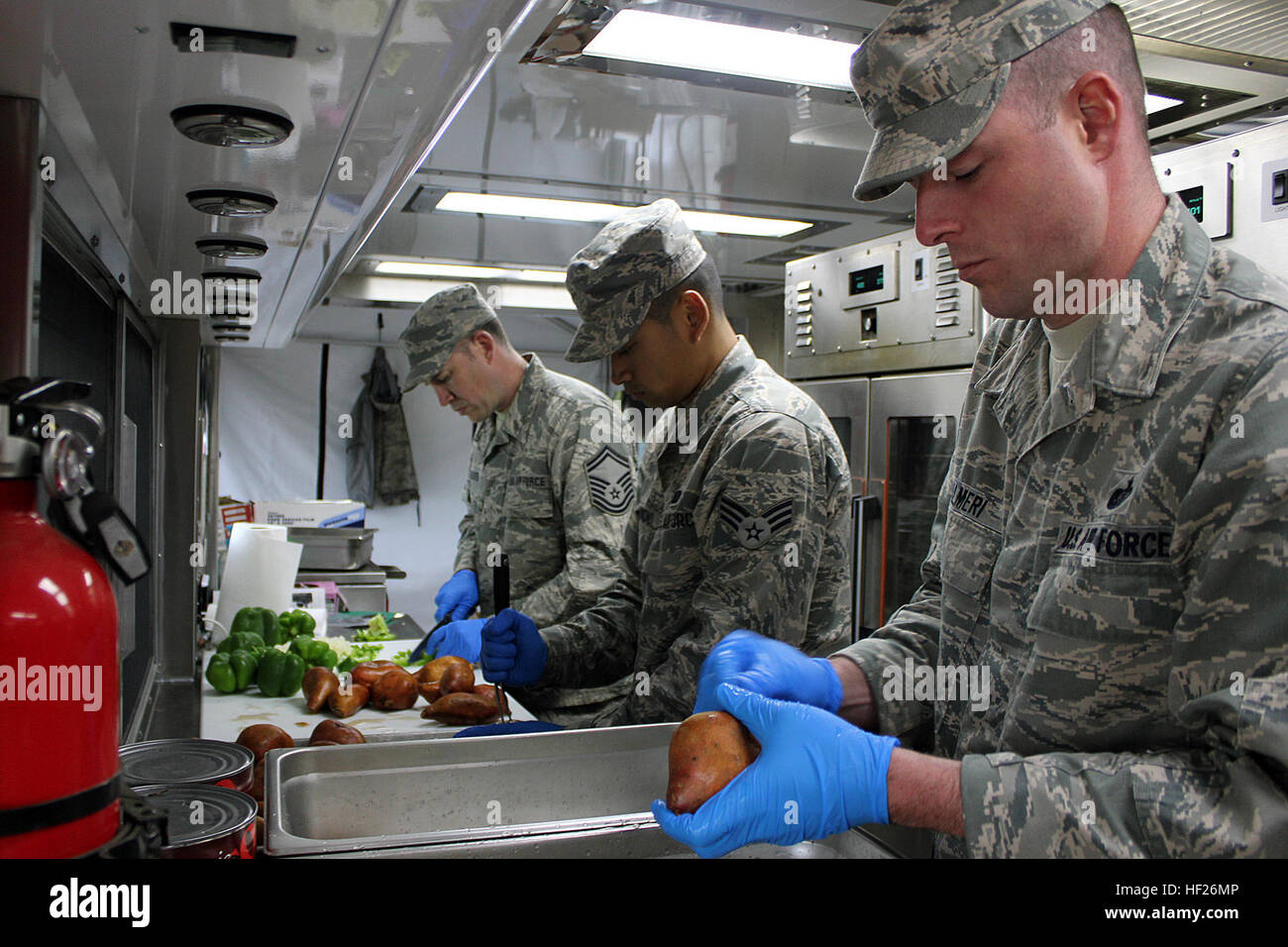 Le conseiller-maître Sgt. James Alves, Senior Airman Anthony Hammond et Tech. Le Sgt. Ken Palmeri préparer le dîner en utilisant une remorque Cuisine Mobile de secours en cas de catastrophe au Camp camp scout Hinds, Raymond, Maine, le 28 mai 2014. Les aviateurs font partie d'une mission de formation de préparation au camp, qui permet aux militaires d'obtenir une formation dans diverses tâches et d'une organisation communautaire, dans ce cas, les Scouts, de profiter du travail. Air National Guard, Marine et l'armée d'environ une douzaine de membres va travailler sur un projet de construction au camp pendant l'été 2014 Banque D'Images