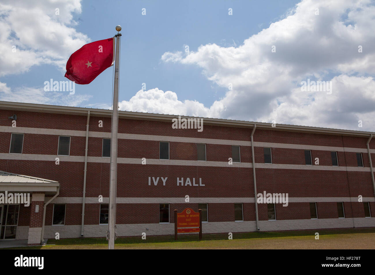 U.S. Marine Corps Brig. Le général George W. Smith (non illustré), directeur, Intégration du système de développement des capacités interarmées, et le colonel Jeffrey T. Conner (également non illustré), commandant, École de l'infanterie - Est, marcher dans la commande de pont à bord d'Hall Ivy Camp Geiger, N.C., 5 juin 2014. La visite de Smith SOI-E est d'être informé sur soi-e visant à appuyer la force totale programme d'intégration. (U.S. Marine Corps photo par le Cpl. Eric D. Moreno, Caméra de combat, soi-E/libérés) Brig. Le général George W. Smith Visite 140605-M-KR809-003 Banque D'Images