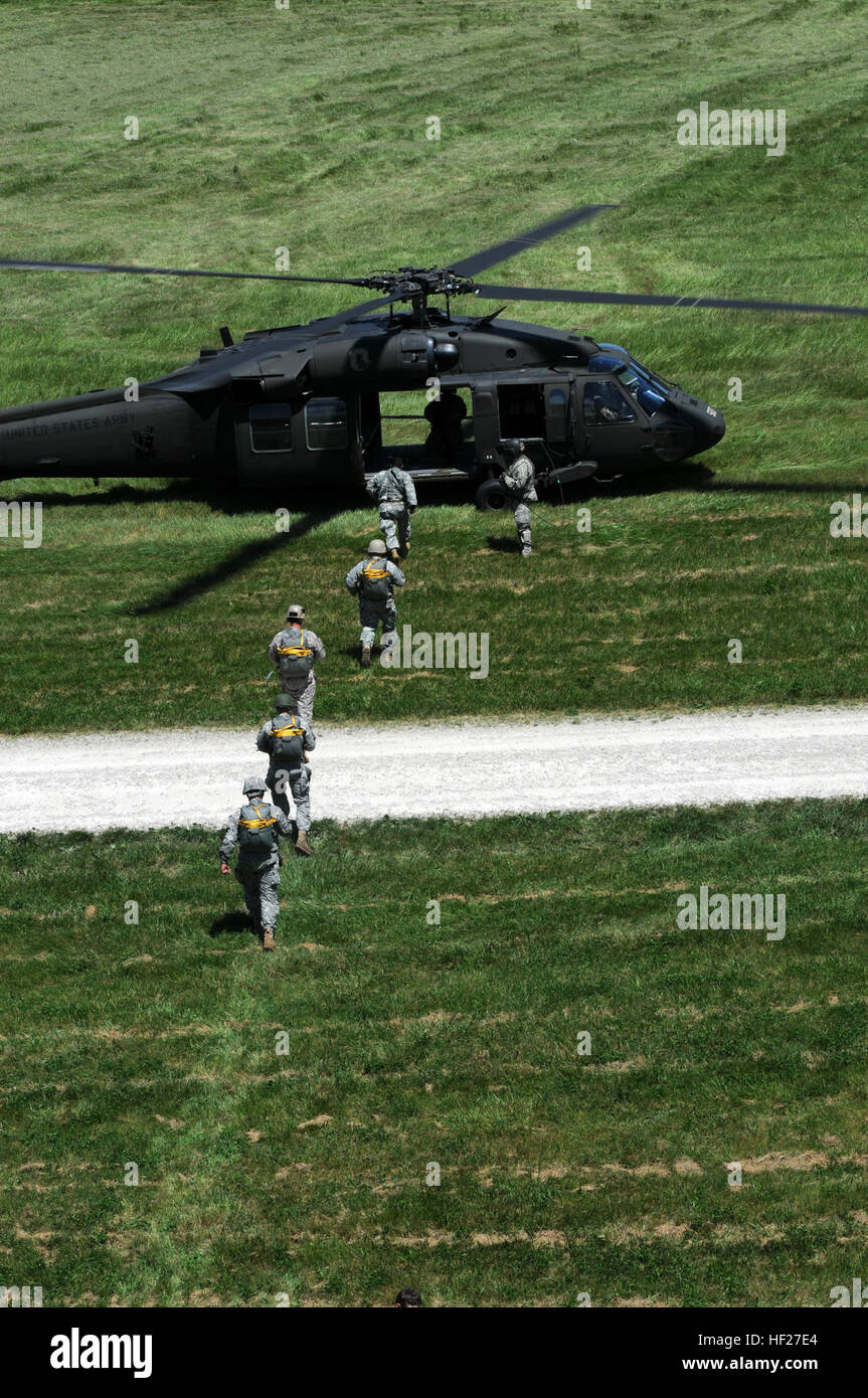 Avec les soldats de la Garde nationale du Kentucky du 20th Special Forces Group charger un UH-60 Blackhawk hélicoptère au camp Atterbury, Indiana, le 6 juin 2014. Les soldats participaient à une commémoration du jour aller rendre hommage aux plus de 2 000 parachutistes qui ont perdu la vie au cours de l'invasion du Jour J DANS LA DEUXIÈME GUERRE MONDIALE. (Photo par le Sgt. David Bolton, Mobile 133e Détachement des affaires publiques, la Garde nationale du Kentucky Kentucky) l'honneur des soldats des Forces spéciales parachutistes 140606 D-Day-Z-WA628-049 Banque D'Images