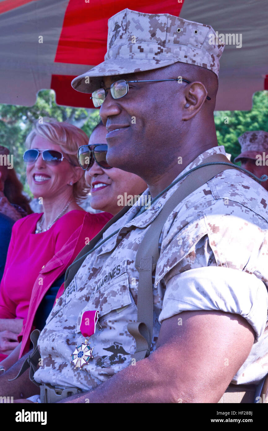 Le colonel Dwayne A. Whiteside, commandant sortant du Régiment de logistique de combat 2, 2e Groupe logistique maritime, l'écoute d'un discours donné par le brig. Mgén Edward Banta, le général commandant du 2e régiment, à la MLG's cérémonie de passation de commandement à bord de Camp Lejeune, en Caroline du Nord, le 18 juin 2014. Whiteside a également reçu la Légion du Mérite au cours de la cérémonie pour sa performance en tant que commandant du régiment. (U.S. Marine Corps photo par Lance Cpl. Kirstin Merrimarahajara) Changement de commandement est l'aboutissement d'un nouveau leadership pour PLC-2 140618-xx-M123-001 Banque D'Images