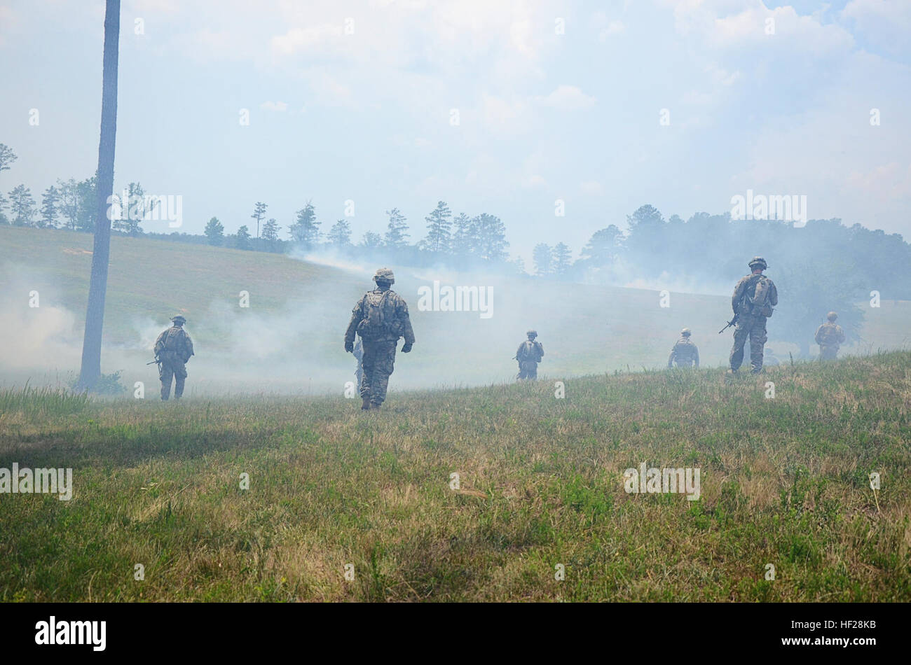 Les soldats de la Garde nationale de l'Armée de Virginie de l'entreprise basée à Bedford A, 1er Bataillon, 116e Régiment d'infanterie, 116e Infantry Brigade Combat Team mener un exercice de tir réel attaque de peloton, 19 juin 2014, sur le peloton d'infanterie au cours de combat Fort Pickett, Virginie l'exercice de tir réel fait partie des 10 jours d'entraînement au combat eXportable rotation capacité conçu pour former et valider des pelotons sur tâches prenant en charge les opérations offensives et défensives de jour et les heures de visibilité limitée. La formation d'unités se concentrera sur certaines tâches essentielles de la mission dans un environnement réaliste Banque D'Images