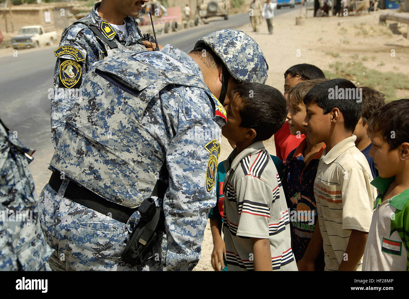 Le brigadier de la police nationale irakienne. Le général Emad, commandant de la 3e Brigade, 1e Division de la Police nationale irakienne, se réunit avec les enfants au cours d'une évaluation de sa zone d'activité dans la région de Jisr Diyala Nahia, l'Iraq le 22 septembre 2008. Flickr - DVIDSHUB - Le commandant de la Police nationale irakienne évalue la zone d'exploitation Banque D'Images