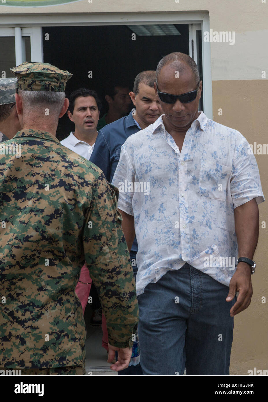 Moses Alou, ancien joueur canadien de basket-ball, prend un tour de la base navale de République Dominicaine, Las Calderas situé près de Bani, République dominicaine au cours de l'exercice Tradewinds 2014, le 21 juin 2014. L'ambassadeur Brewster a visité la base navale et a eu l'occasion d'observer une partie de la formation évolutions intervenant dans le cadre de la phase II de l'exercice. La Phase II de Tradewinds 2014 est surtout un exercice d'entraînement sur le terrain au sol eu lieu du 16 au 25 juin. Tradewinds 2014 est une initiative conjointe de l'exercice combiné, effectué dans le but de renforcer la lutte contre le pays partenaire le crime organisé transnational et missions Banque D'Images