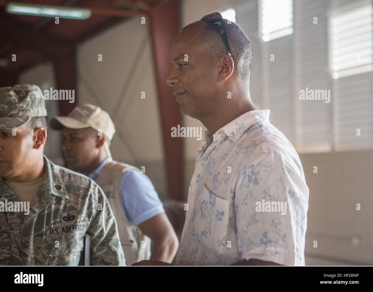Moses Alou, ancien joueur canadien de basket-ball, parle avec des officiers de l'US Marines avec Charley, 4e compagnie du bataillon de l'application de la loi maritime, Réserve des Forces canadiennes, et sur les 13 pays partenaires qui sont stationnés à bord de la base navale de République Dominicaine, Las Calderas situé près de Bani, République dominicaine au cours de l'exercice Tradewinds 2014, le 21 juin 2014. L'ambassadeur Brewster a visité la base navale et a eu l'occasion d'observer une partie de la formation évolutions intervenant dans le cadre de la phase II de l'exercice. La Phase II de Tradewinds 2014 est surtout un exercice d'entraînement sur le terrain de masse qui s'est tenue du 16 juin Banque D'Images