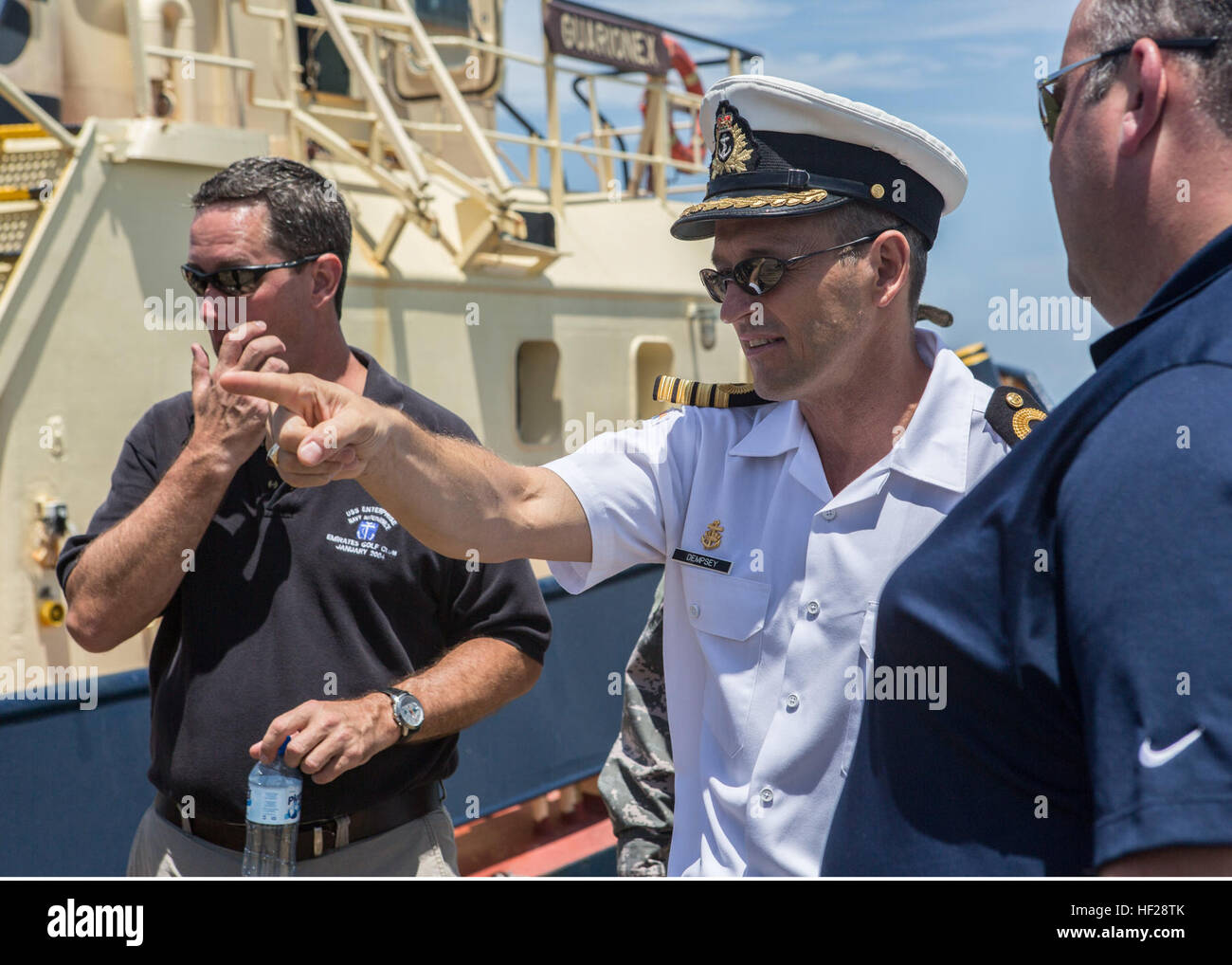 Le Capitaine Paul Dempsey, l'Attaché de défense de la région, apprend au sujet des types de navires qui sont utilisés au cours de l'exercice Tradewinds 2014, à bord de la base navale de République Dominicaine, Las Calderas situé près de Bani, la République dominicaine, le 23 juin 2014. Le capitaine Dempsey a visité la base navale et a eu l'occasion d'observer une partie de la formation évolutions intervenant dans le cadre de la phase II de l'exercice. La Phase II de Tradewinds 2014 est surtout un exercice d'entraînement sur le terrain au sol eu lieu du 16 au 25 juin. Tradewinds 2014 est une initiative conjointe de l'exercice combiné, effectué dans le but de construire la nation partenaire Banque D'Images