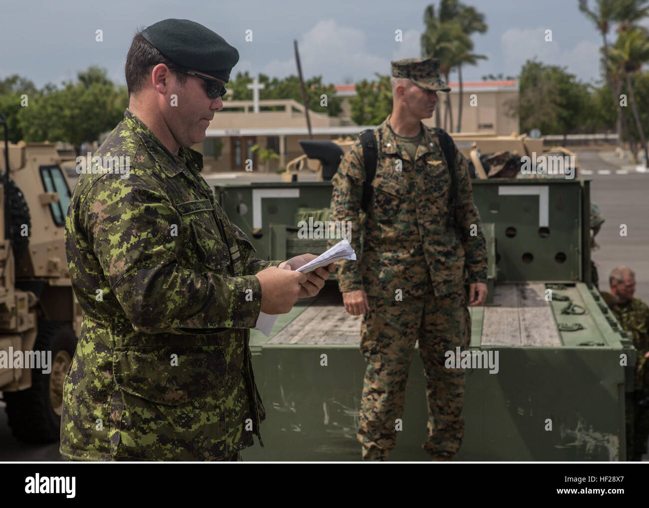 Le Capt Gary Boudreau, Royal Canadian Army, est off les meilleures équipes de l'équipe concours pour marquer la dernière journée de formation de l'exercice interarmées et interalliées. Douze équipes composées d'un membre de chaque pays partenaire en compétition pour le droit de se vanter à des événements comme des tactiques urbaines de l'intérieur, de l'intérieur formation près du quart des batailles et de la chambre de compensation groupe combiné des compétitions lors de Tradewinds 2014 Base navale à bord de République Dominicaine, Las Calderas, situé près de Bani, la République dominicaine, le 24 juin 2014. Les Marines américains avec Charley, 4e compagnie du bataillon de l'application de la loi maritime, Réserve des Forces canadiennes, et Banque D'Images