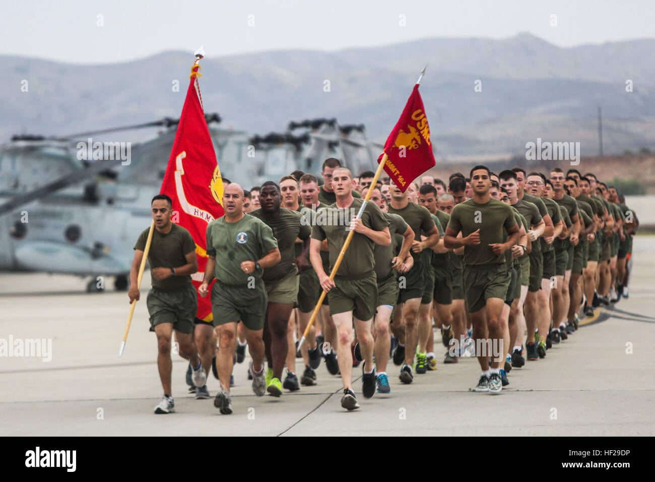 Avec les Marines de l'escadron de formation hélicoptère de taille moyenne, 164 aéronefs Marine 39, 3rd Marine Aircraft Wing, je Marine Expeditionary Force, participer à une course à bord de motivation Camp Pendleton, en Californie, le 1er juillet 2014. L'exécution a été le premier événement de la célébration du 50e anniversaire de HMMT-164 et le CH-46E Sea Knights. (U.S. Marine Corps photo par Lance Cpl. Caitlin Biseau) Knight Riders célébrer 50 ans 140701-M-vz997-985 Banque D'Images