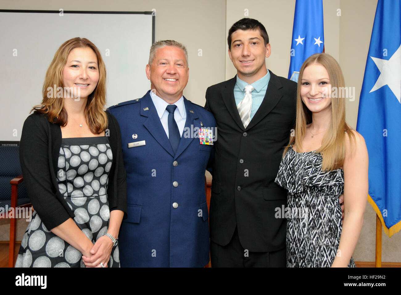 Le colonel Scott Blum, commandant du Groupe médical 108e, pose pour une photo avec la famille et les amis après sa promotion cérémonie à Joint Base McGuire-Dix-Lakehurst, N.J., le 7 juillet 2014. (U.S. Photo de la Garde nationale aérienne Aviateur Senior Kellyann Novak/libéré) (Cette image a été recadrée pour se concentrer sur le sujet de l'image) Le Colonel Scott Blum's cérémonie promotion 140707-Z-MOI883-032 Banque D'Images