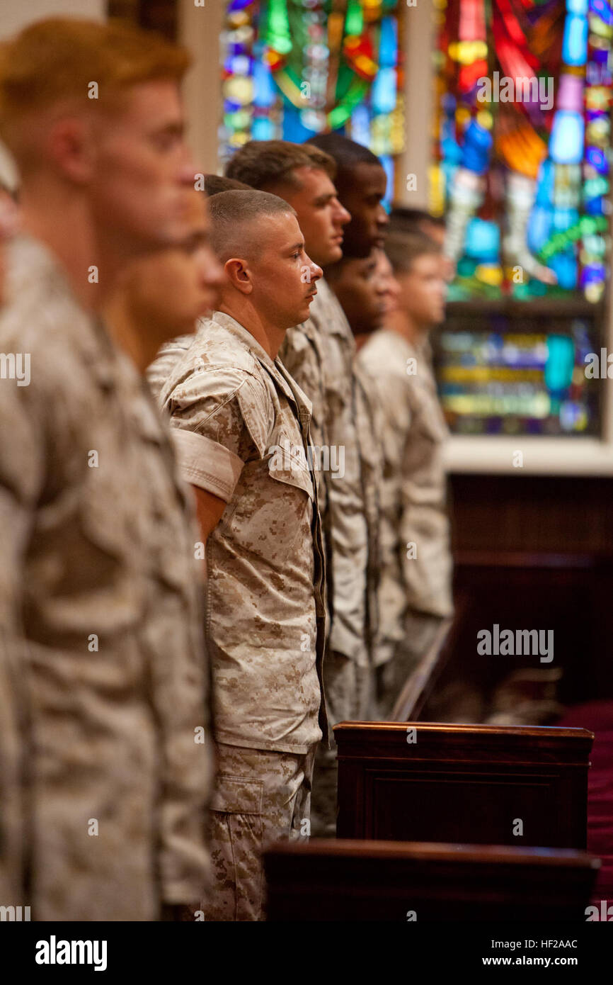 Les Marines américains avec 1er Bataillon, 9e Régiment de Marines (1/9), 2e Division de marines (MARDIV), au garde à vous pendant un service commémoratif à l'église catholique Saint Frances Xavier sur Camp Lejeune, N.C., 16 juillet 2014. Le service commémoratif a eu lieu pour commémorer le Sgt. Daniel M. Vasselian, Cpl. Caleb L. Erickson et lance le Cpl. Christopher O. Grant, 1/9 Marines américains tués dans l'action en faveur de l'opération Enduring Freedom. (U.S. Marine Corps Photo par Lance Cpl. Zachery B. Martin, 2e MARDIV, Caméra de combat/libérés) 1-9 Service Commémoratif 140716-M-WA264-049 Banque D'Images