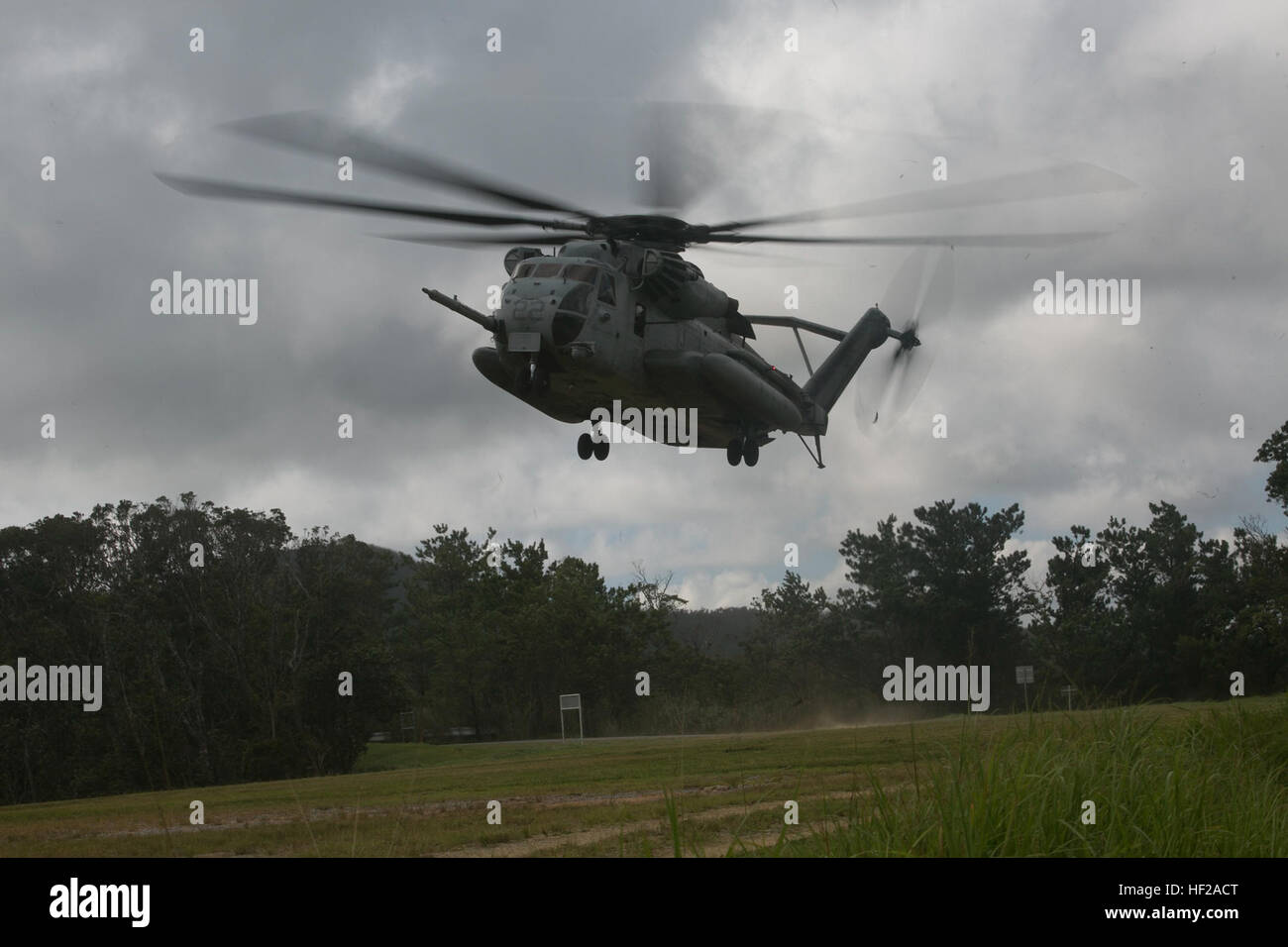 Un CH-53 Super Stallion terres pendant un exercice d'entraînement de l'air 16 juillet au Centre de formation. L'appareil était piloté par le major Benjamin M. Davenport, un Poulsbo, Washington, les autochtones, et le Capitaine Aaron T. Nelson, l'Arlington, Texas, les autochtones. Davenport est l'agent responsable de la CH-53E détachement, et Nelson est l'officier responsable du détachement de la ligne de vol. Les deux sont à l'Escadron 361 hélicoptères lourds Marine, Marine Aircraft Group 16, actuellement à l'escadron 265 à rotors basculants moyen maritime renforcée, 31e Marine Expeditionary Unit. (U.S. Marine Corps photo par Lance Cpl. Tyler S. Gig Banque D'Images