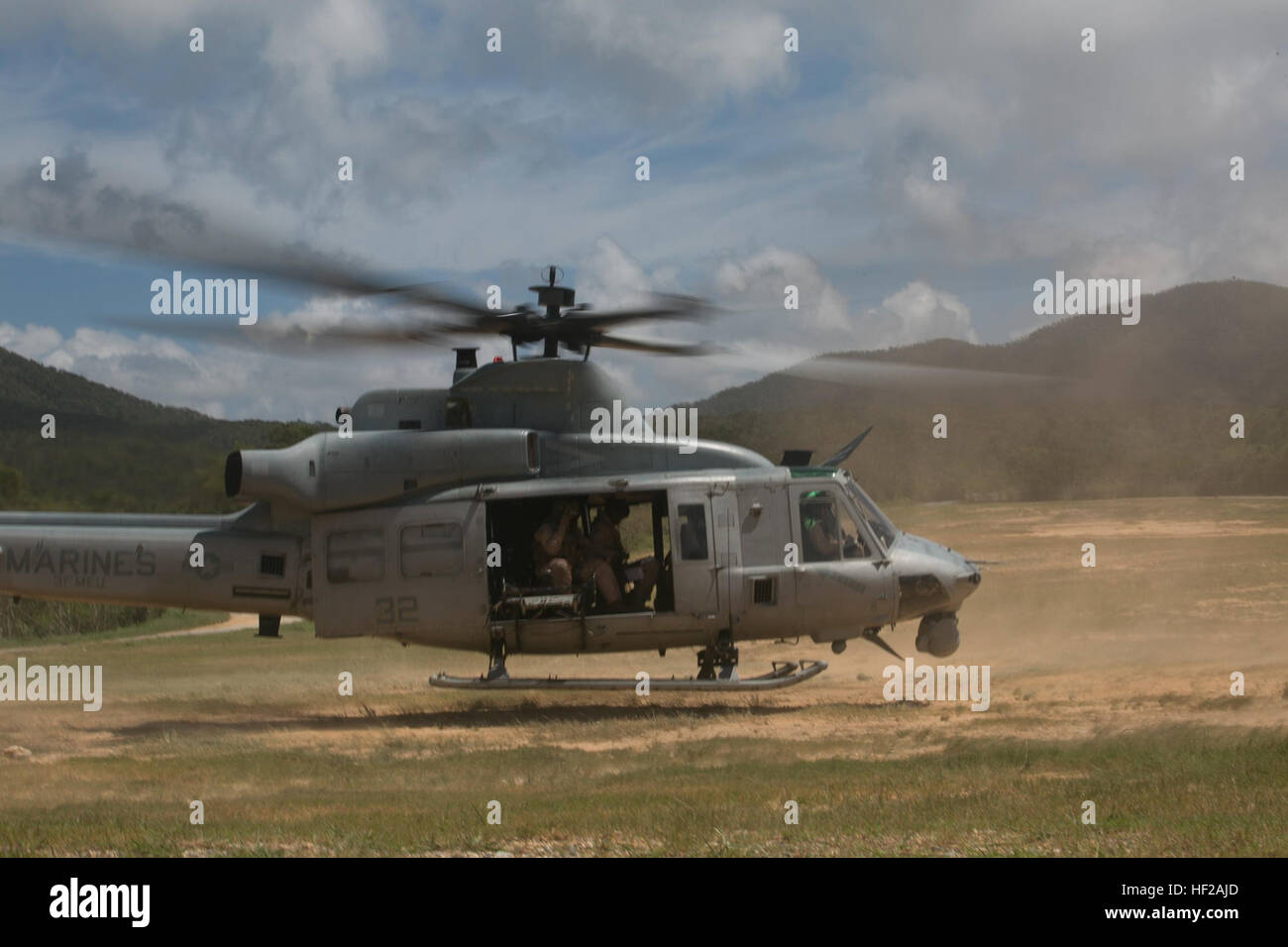 Un UH-1 Huey décolle de l'aire centrale de formation en réponse à un scénario d'évacuation médicale simulée le 16 juillet au cours d'un exercice d'entraînement de l'air. Le Huey a été utilisé comme une réponse d'évacuation médicale et pendant l'exercice de poste de commandement. L'avion est à l'hélicoptère d'attaque léger Marine 467 Escadron, Marine Aircraft Group 29, actuellement à l'escadron 265 à rotors basculants moyen maritime renforcée, 31e Marine Expeditionary Unit. (U.S. Marine Corps photo par Lance Cpl. Tyler S. Giguère/libérés) soar sur Okinawa 140718-M-RZ020-800 Banque D'Images