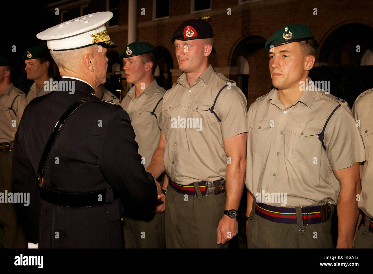 Le Commandant de la Marine Corps, le général James F. Amos, gauche, salue des Royal Marines britanniques après la parade du soir chez Marine Barracks Washington à Washington, D.C., le 18 juillet 2014. Soirée défilés ont lieu chaque vendredi durant les mois d'été. (U.S. Marine Corps photo par le Sgt. Mallory Vanderschans/libérés) Parade du soir 140718-M-LU710-368 Banque D'Images