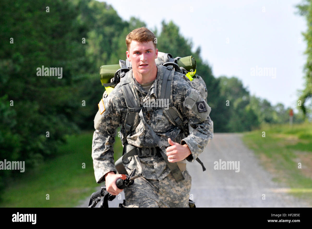 Deuxième lieutenant William McMillan de Bay Saint Louis, Mississippi, sprints à la ligne d'arrivée dans le Ruck mars événement lors du 112e Bataillon de la Police militaire, de la Garde nationale de l'Armée du Mississippi, combattant de la concurrence. Douze soldats ont concouru pour le titre d'Officier de l'année, sous-officier de l'année, et le soldat de l'année au Camp McCain, au Mississippi, 23 et 24 juillet 2014. (U.S. Photo de la Garde nationale par le sergent. Jessi Ann McCormick) les officiers de la police militaire en concurrence pour le titre de combattant 140723-Z-FS372-168 Banque D'Images