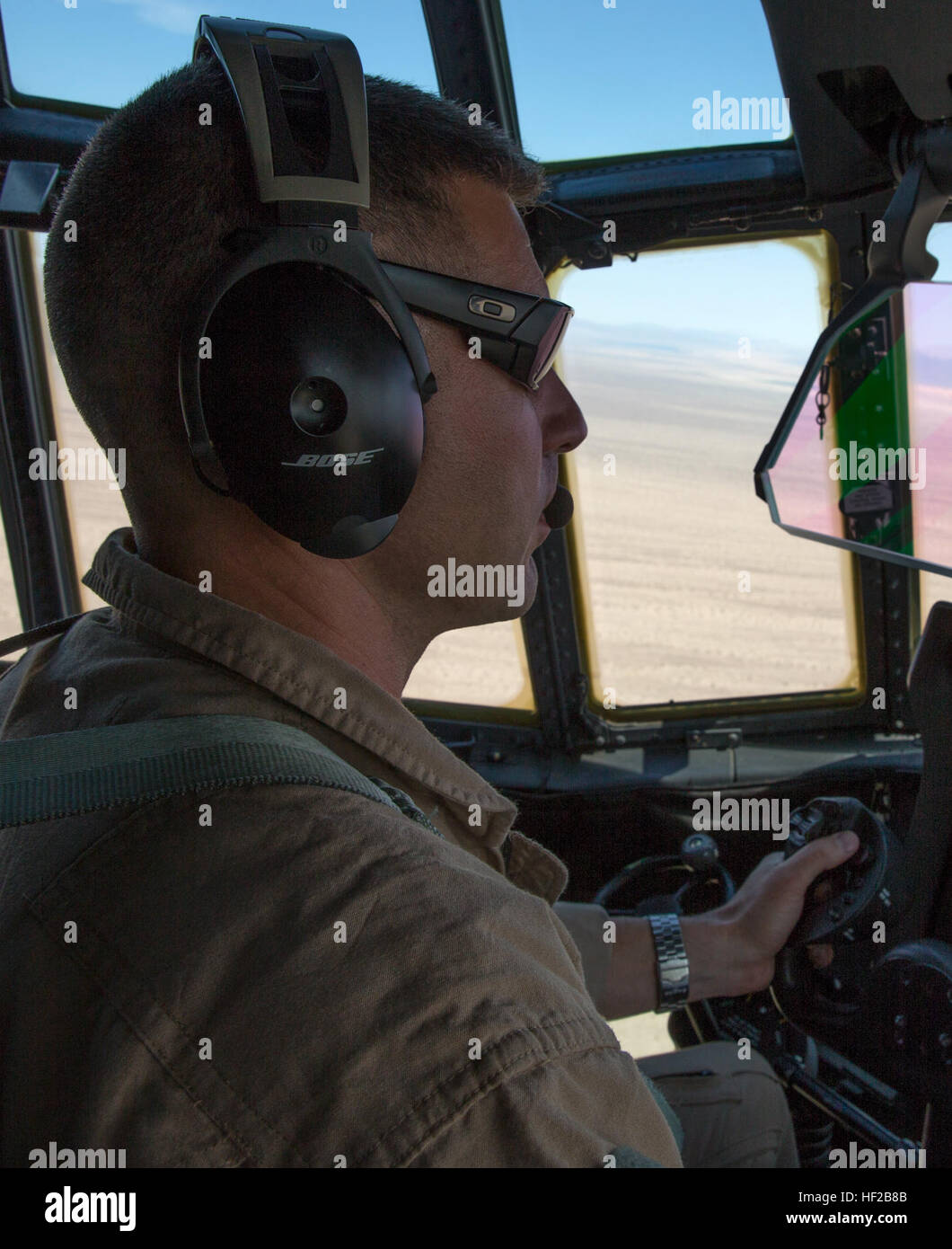 Le capitaine Luke Roberts, commandant d'un vol de ravitaillement aérien maritime avec l'Escadron de transport (VMGR) 352 'Raiders' guides, son co-pilote durant la navigation tactique à basse altitude avec une formation KC-130J Hercules en dehors de Yuma (Arizona), le 24 juillet. Les commandants de vol pilotes enseigner et s'assurer qu'ils sont prêts à l'action. Raider pilotes prennent la tête d'entraînement à basse altitude sur 140724-M-OB827-022 Banque D'Images