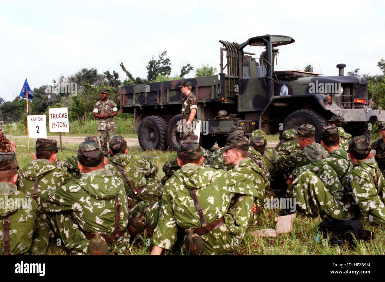 980604-M-2374T-004 Kazakstan soldats écouter aux Marines des États-Unis qu'ils sont titulaires d'une classe sur les 5 tonnes et les soldats vont travailler avec lors de l'exercice Cooperative Osprey '98 le 4 juin 1998, à la Base du Corps des Marines, Camp Lejeune, N.C. Cooperative Osprey '98 est un partenariat pour la paix de la connaissance de l'exercice de formation visant à améliorer l'interopérabilité de l'OTAN et des pays partenaires à travers la pratique d'opérations de secours humanitaire et de maintien de la paix. Les pays partenaires sont l'Albanie, Bulgarie, Estonie, Géorgie, Kazakhstan, Kirghizistan, Lettonie, Lituanie, Moldova, Pologne, Roumanie, Ukraine Banque D'Images