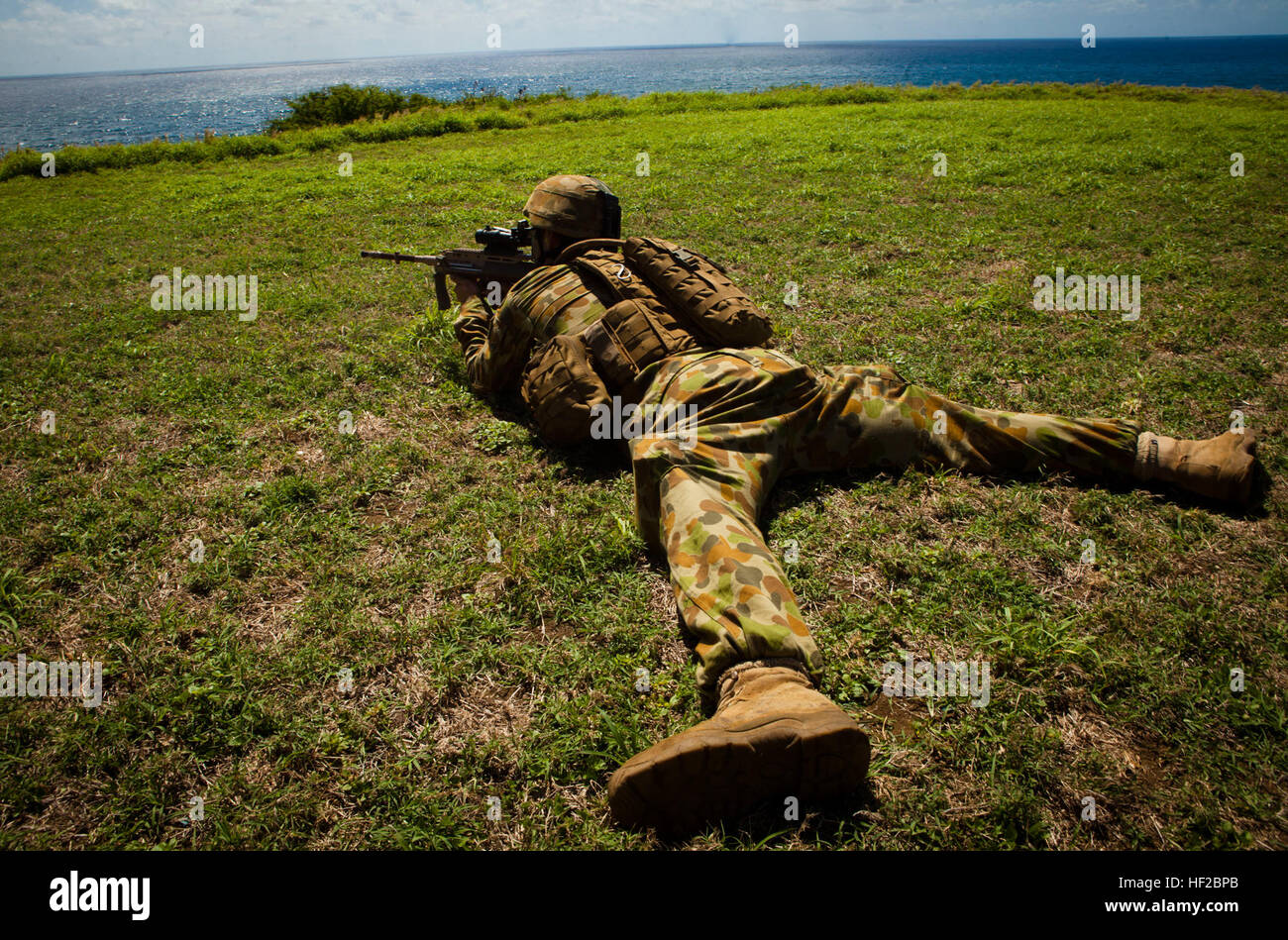 Une compagnie maritime avec Delta, 5e Bataillon du Royal Australian Regiment, participe à une démonstration de tir réel tactique au cours de la Rim of the Pacific (RIMPAC) 2014 de l'exercice dans la gamme Kaneohe Bay à bord Marine Corps Base (MCB) New York, 29 juillet 2014. RIMPAC est le plus grand exercice maritime international et a lieu tous les deux ans autour de Washington que l'exercice fournit une formation unique qui renforce le partenariat maritime internationale, renforce l'interopérabilité et améliore l'état de préparation des forces canadiennes participant à un large éventail d'opérations. (U.S. Marine Co Banque D'Images