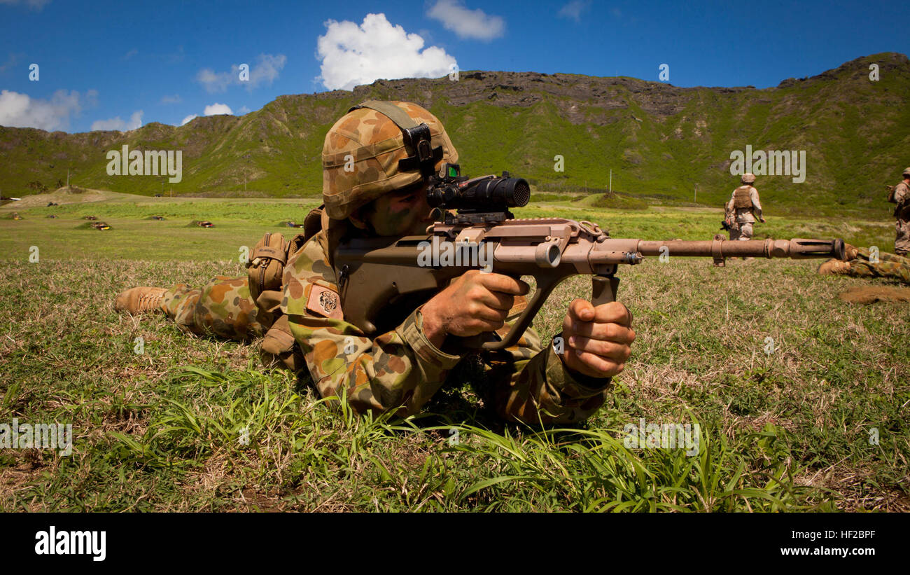 Une compagnie maritime avec Delta, 5e Bataillon du Royal Australian Regiment, participe à une démonstration de tir réel tactique au cours de la Rim of the Pacific (RIMPAC) 2014 de l'exercice dans la gamme Kaneohe Bay à bord Marine Corps Base (MCB) New York, 29 juillet 2014. RIMPAC est le plus grand exercice maritime international et a lieu tous les deux ans autour de Washington que l'exercice fournit une formation unique qui renforce le partenariat maritime internationale, renforce l'interopérabilité et améliore l'état de préparation des forces canadiennes participant à un large éventail d'opérations. (U.S. Marine Co Banque D'Images