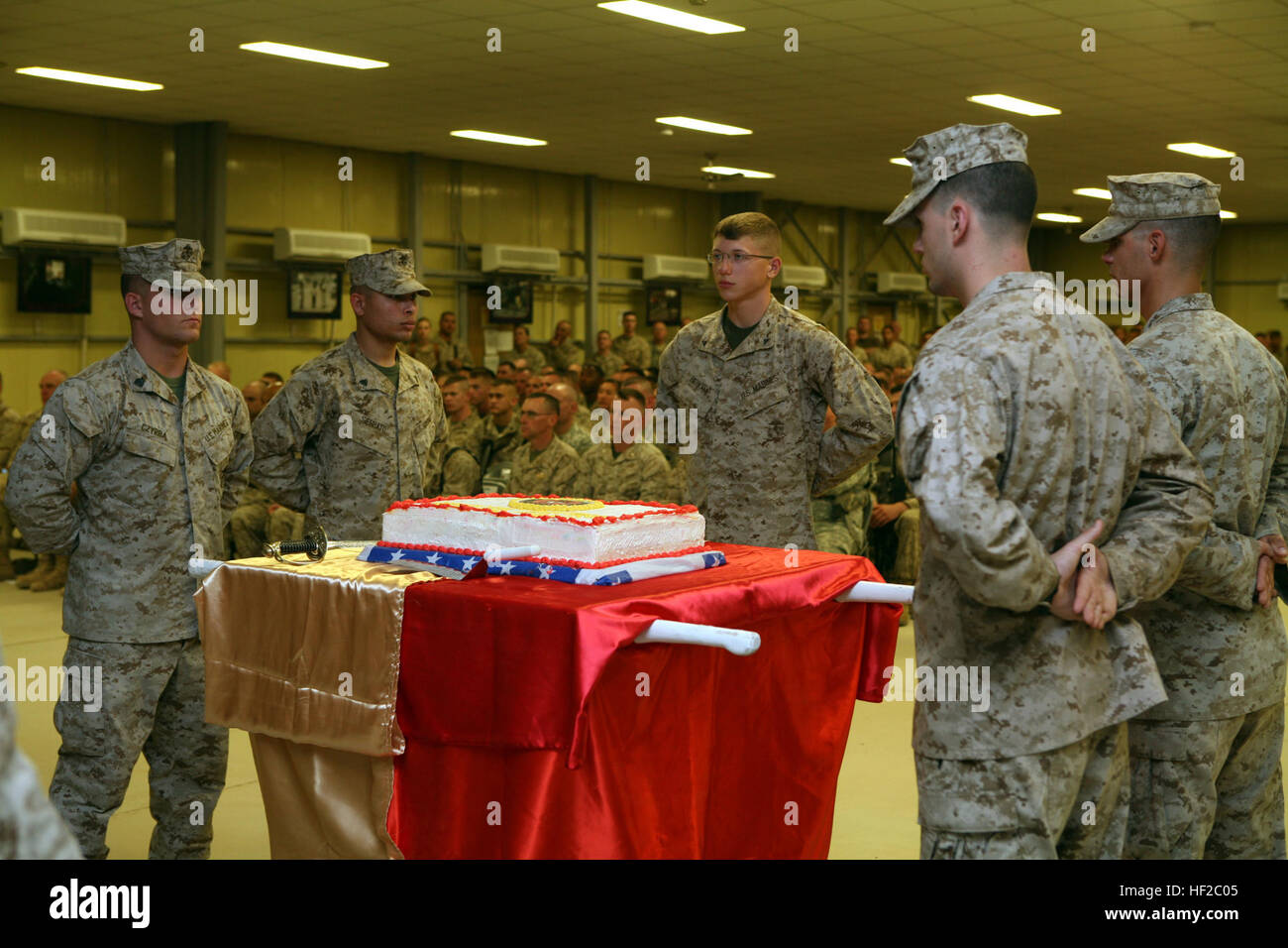 RAMADI, en Irak--le gâteau de cérémonie détail présente le gâteau d'anniversaire au cours de l'équipe de combat régimentaire 1'S, 233 anniversaire du Corps des Marines, le 10 novembre au Camp Ramadi, en Irak. Les Marines et les marins de RCT-1 se sont réunis pour entendre le général John Lejeune un message d'anniversaire, lire au Marine Corps balls dans le monde entier et une présentation vidéo du Commandant de la Marine Corps Général James T. Conway et le sergent-major de la Marine Corps, Sgt. Le major Carlton W. Kent. Le commandant du GTC-1, le colonel Lewis A. Craparotta, a pris un moment pour répondre à toutes les marines présents. "Au cours des cinq dernières années Marines h Banque D'Images