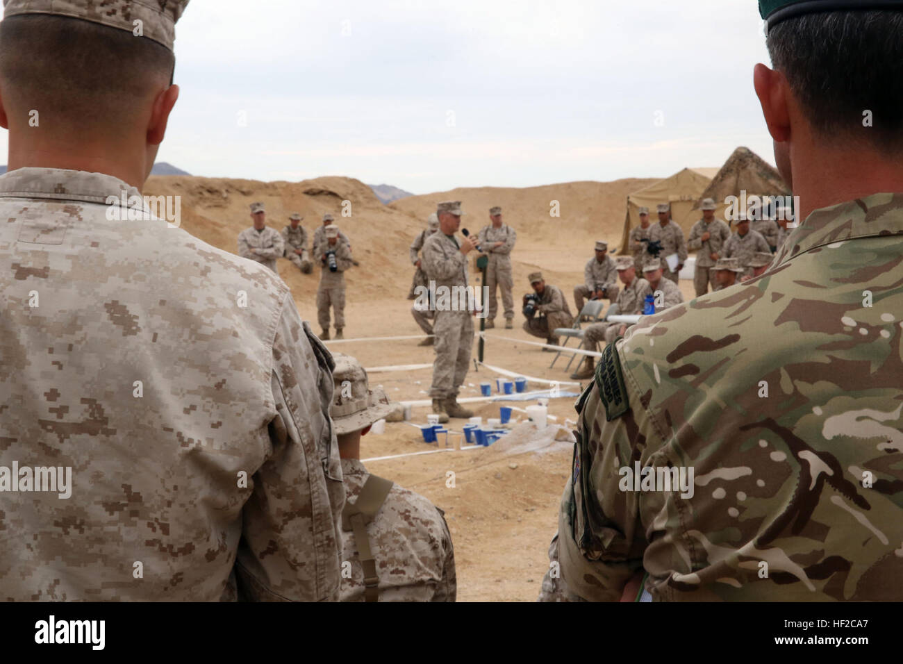 Le Brigadier-général Carl E. Mundy III, je commandant général de brigade expéditionnaire de marines, les mémoires des participants à l'exercice 14 à grande échelle l'intention du commandant de l'exercice bilatéral à bord du Marine Corps Air Ground Combat Center Twentynine Palms, Californie, 3 août 2014. Il y a des participants de différents pays et des services de la conduite de l'exercice pour renforcer les relations avec les alliés tout en assurant la BAM peut répondre rapidement à la crise à travers le monde. LSE 14 est un exercice de formation bilatérale menée par J'BAM pour construire des États-Unis et capacités interarmées des Forces canadiennes au moyen de vivre, tr Banque D'Images