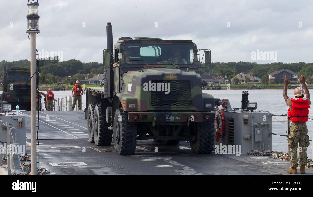 Un marin avec deux Bataillon de construction amphibie dirige un régiment de logistique de combat maritime avec 25 sur l'amélioration du système d'allège la Marine au cours de la formation à deux à bord de plage vert Marine Corps Support Facility Blount Island et du secteur de la Garde côtière des États-Unis, Jacksonville le 4 août. Les Marines avec CLR-25 pratiqué la conduite de divers véhicules sur et hors de l'INLS à préparer pour le chargement et déchargement de matériel du métier plus tard dans la semaine. Cet exercice, mené par la 2e brigade expéditionnaire de Marines et deux groupe expéditionnaire, est une partie de BOLD ALLIGATOR 2014, l'année, le plus grand élan amphibio Banque D'Images Un marin avec deux Bataillon de construction amphibie dirige un régiment de logistique de combat maritime avec 25 sur l'amélioration du système d'allège la Marine au cours de la formation à deux à bord de plage vert Marine Corps Support Facility Blount Island et du secteur de la Garde côtière des États-Unis, Jacksonville le 4 août. Les Marines avec CLR-25 pratiqué la conduite de divers véhicules sur et hors de l'INLS à préparer pour le chargement et déchargement de matériel du métier plus tard dans la semaine. Cet exercice, mené par la 2e brigade expéditionnaire de Marines et deux groupe expéditionnaire, est une partie de BOLD ALLIGATOR 2014, l'année, le plus grand élan amphibio Banque D'Images