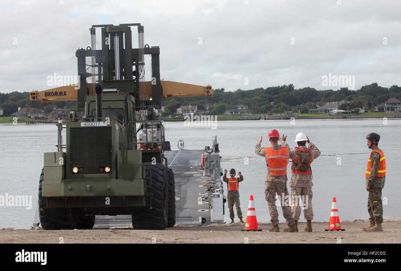 Un régiment de logistique de combat maritime avec 25 entraîne un mauvais terrain-Conteneur sur l'amélioration du système d'allège la marine tout en étant guidé par les marins à la construction deux bataillon amphibie, alors que la formation de Green Beach deux à bord Marine Corps Support Facility Blount Island et du secteur de la Garde côtière des États-Unis, Jacksonville le 4 août. Les Marines avec CLR-25 pratiqué la conduite de divers véhicules sur et hors de l'INLS à préparer pour le chargement et déchargement de matériel du métier plus tard dans la semaine. Cet exercice, mené par la 2e brigade expéditionnaire maritime groupe expéditionnaire et deux, c'est un par Banque D'Images Un régiment de logistique de combat maritime avec 25 entraîne un mauvais terrain-Conteneur sur l'amélioration du système d'allège la marine tout en étant guidé par les marins à la construction deux bataillon amphibie, alors que la formation de Green Beach deux à bord Marine Corps Support Facility Blount Island et du secteur de la Garde côtière des États-Unis, Jacksonville le 4 août. Les Marines avec CLR-25 pratiqué la conduite de divers véhicules sur et hors de l'INLS à préparer pour le chargement et déchargement de matériel du métier plus tard dans la semaine. Cet exercice, mené par la 2e brigade expéditionnaire maritime groupe expéditionnaire et deux, c'est un par Banque D'Images