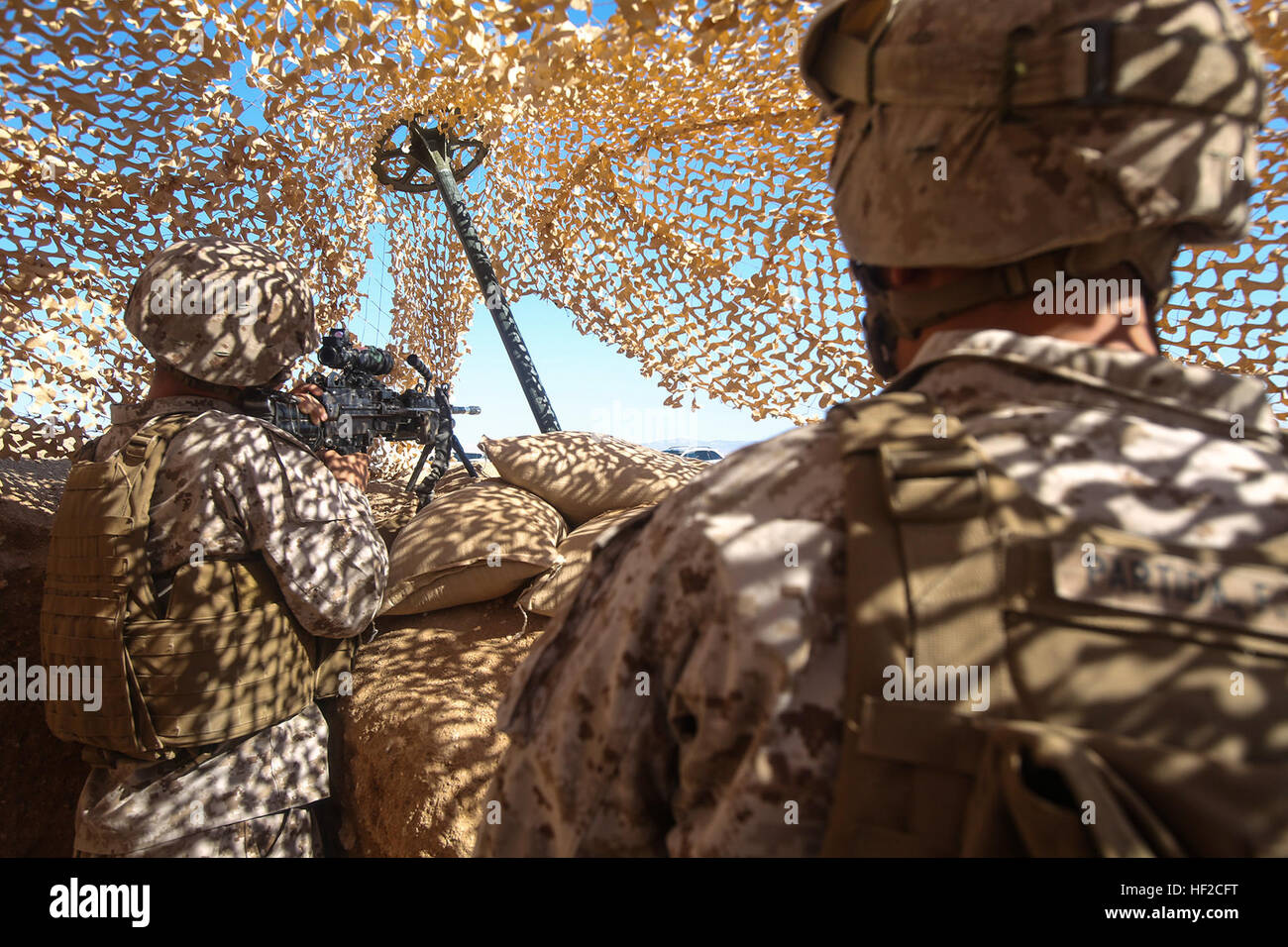 Lance le Cpl. Jared Oden, gauche, de Pleasant Grove, Alabama) et LCpl. Francisco Partida de Perris, en Californie, les deux agents de la police militaire à l'application de la loi du 1er Bataillon, Général de Brigade, 1er Groupe-brigade expéditionnaire de marines, la sécurité du périmètre au cours de l'exercice à grande échelle en 2014 Francis Camp à bord de Marine Corps Air Ground Combat Center Twentynine Palms, Californie, le 5 août. LSE-14 est un exercice d'entraînement bilatérales menées par 1ère BAM pour construire des forces américaines et canadiennes grâce à des capacités interarmées, simulé et constructive des activités de formation militaire du 8 au 14 août. (U.S. Ma Banque D'Images