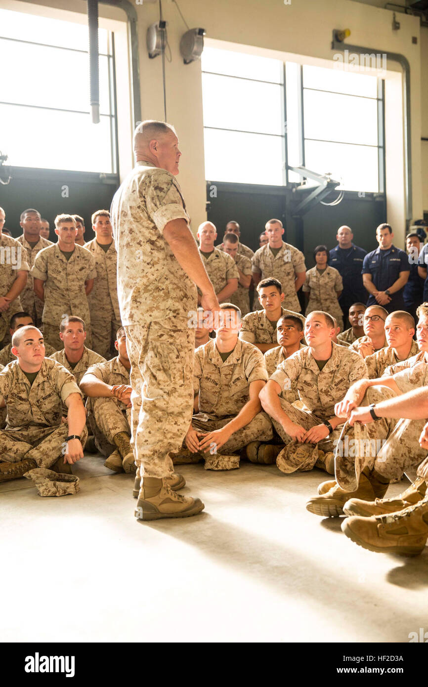 Le lieutenant-général Robert Neller, Commander, U.S. Marine Corps Forces, Europe, a visité la base aéronavale de Sigonella pour rencontrer les membres de service avec la deuxième itération de SP-MAGTF Afrique 14, 9 août, 2014. Au cours de sa visite Neller a souligné l'importance des prochaines missions pour SP-MAGTF Afrique et a rappelé aux membres que le service même s'ils ne représentent qu'un tiers de un pour cent des Américains, lorsqu'ils sont sur leurs missions qu'ils représenteront l'Amérique. (U.S. Marine Corps photo par le Cpl. Shawn Valosin) Le lieutenant général Neller visites SP-MAGTF Afrique 140809-M-IU187-001 Banque D'Images