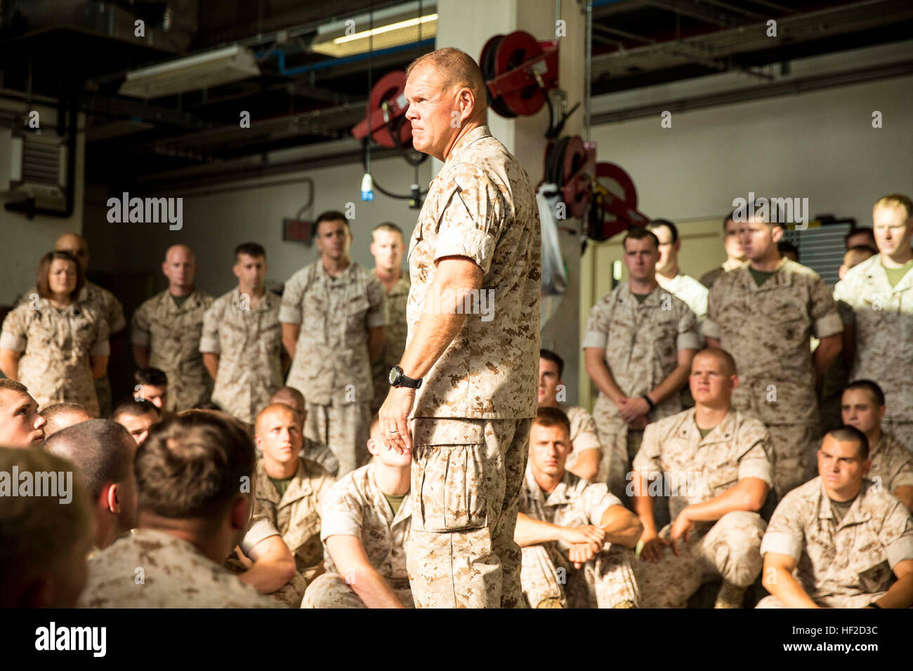 Le lieutenant-général Robert Neller, Commander, U.S. Marine Corps Forces, Europe, a visité la base aéronavale de Sigonella pour rencontrer les membres de service avec la deuxième itération de SP-MAGTF Afrique 14, 9 août, 2014. Au cours de sa visite Neller a parlé de l'actualité dans le domaine SP-MAGTF fonctionne en Afrique, les membres du service autorisé à lui poser des questions, et leur a donné des paroles d'encouragement et des conseils. (U.S. Marine Corps photo par le Cpl. Shawn Valosin) Le lieutenant général Neller visites SP-MAGTF Afrique 140809-M-IU187-002 Banque D'Images