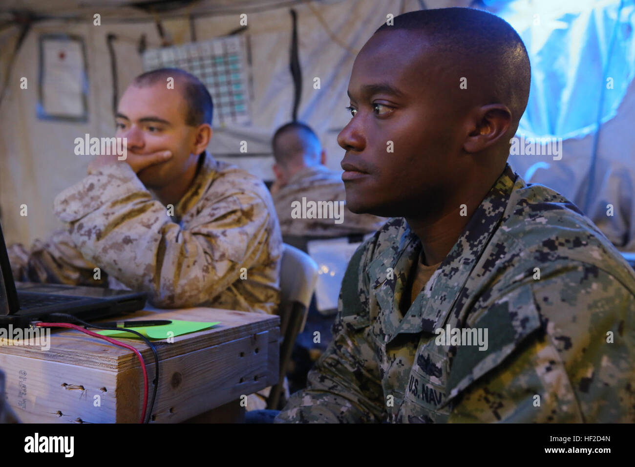 Le Lieutenant-commandant de la marine. Jonathan Long, droit, représentant l'officier de l'incendies groupe expéditionnaire 3, et le Cpl. Charles Stephens, un spécialiste de commandement, contrôle, communications et informatique avec 1ère Marine Expeditionary Brigade, pratique la coordination des missions d'incendie au cours de l'exercice 2014 à grande échelle ici, 10 août 2014. LSE-14 est un exercice d'entraînement bilatérales menées par 1ère BAM pour construire des forces américaines et canadiennes grâce à des capacités interarmées, simulé et constructive des activités de formation militaire. L'exercice a aussi fait la promotion de l'interopérabilité et la coopération entre le joint, coalition, et U Banque D'Images