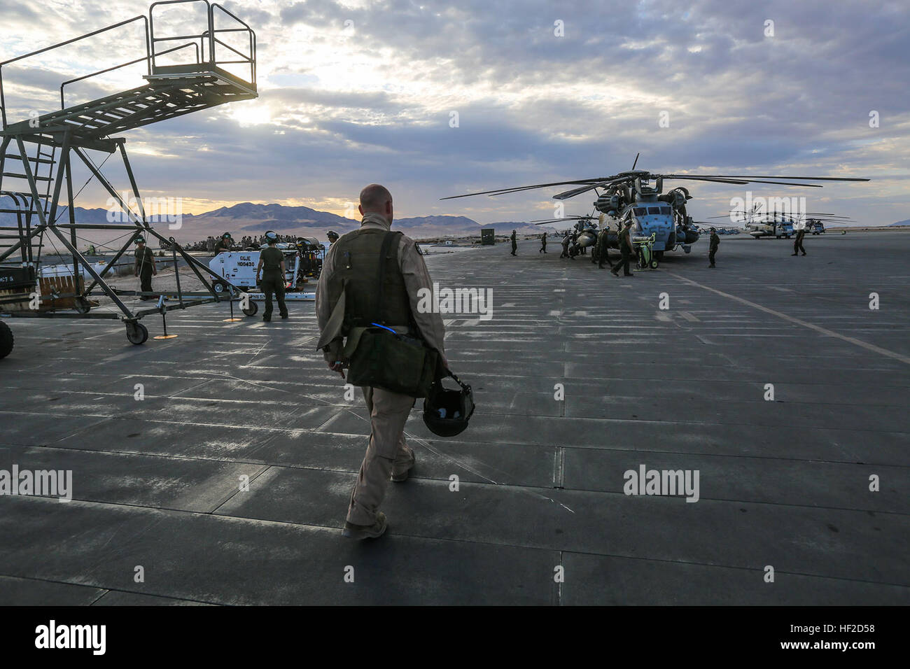 Un pilote maritime avec Marine Aircraft Group 16, 1re brigade expéditionnaire de marines, promenades vers le CH-53E Super Stallion sur la ligne de vol au cours de l'exercice 2014 à grande échelle à bord Marine Corps Air Ground Combat Center Twentynine Palms, Californie, le 11 août, 2014. LSE-14 est un exercice d'entraînement bilatérales menées par 1ère BAM pour construire des forces américaines et canadiennes grâce à des capacités interarmées, simulé et constructive des activités de formation militaire. (U.S. Marine Corps photo par Lance Cpl. Caitlin Biseau) MAG-16 effectue des raid longue distance au cours de LSE-14 140811-M-MP944-002 Banque D'Images