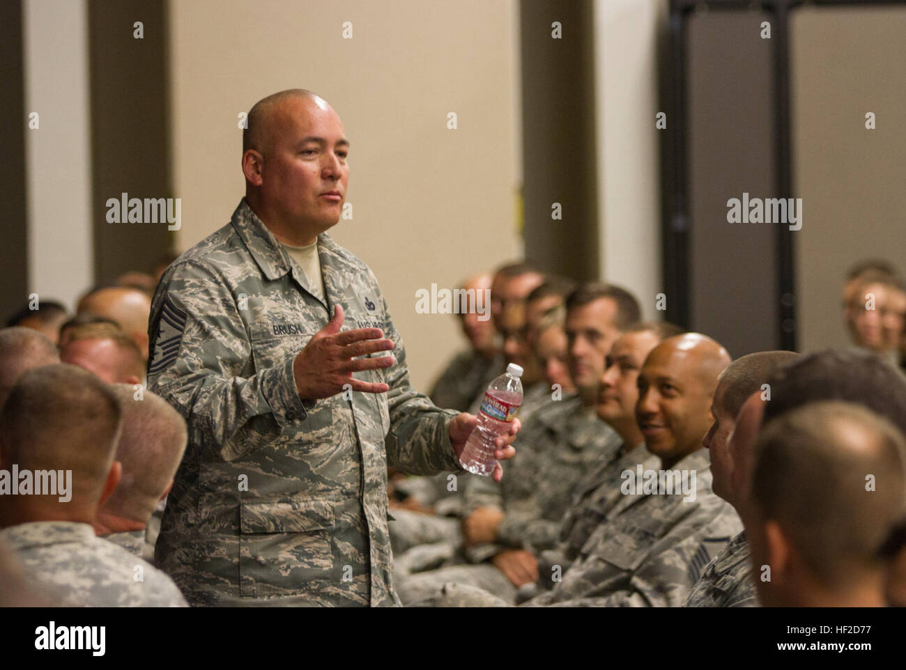 Le sergent-chef en chef. Pinceau Mitchell, senior advisor enrôlé au chef de la Garde Nationale, du Bureau de la Garde nationale de l'Arizona s'adresses soldats et aviateurs, le 12 août lors d'une séance de discussion ouverte sur réservation militaire Papago à Phoenix (Arizona) a présenté la nouvelle brosse logo de la Garde nationale qui décrit les trois missions de la Garde côtière canadienne ; maintenir une force de combat, de maintenir et d'établir de nouveaux partenariats, et service de la patrie en temps d'urgence. Army National Guard (photo par le Sgt. Adrian Borunda/libérés) senior advisor de visites CNGB enrôlé avec la Garde nationale de l'Arizona 140812-Z-CZ735- Banque D'Images