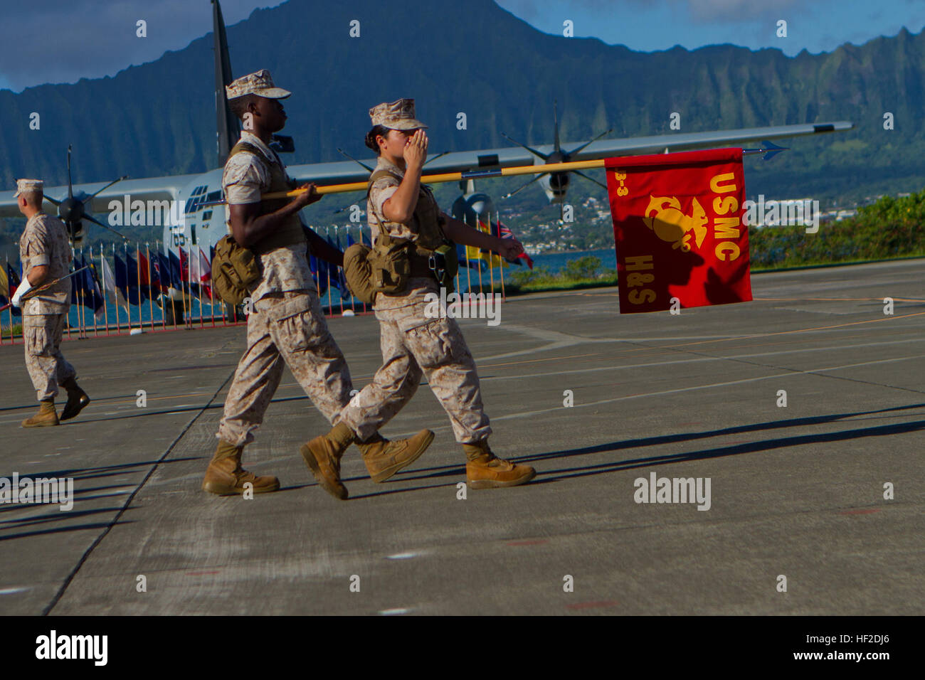 Les Marines américains avec les forces du Corps des Marines des États-Unis, du Pacifique, de passer en revue au cours de la U.S. Marine Corps Forces, cérémonie de passation de commandement du Pacifique sur la base du Corps des Marines Washington, 15 août 2014. Le lieutenant-général John A. Toolan Jr. a pris le commandement du lieutenant-général Terry G. Robling durant la cérémonie. (U.S. Marine Corps photo par Lance Cpl. Wesley Timm/libérés) MARFORPAC Cérémonie de passation de commandement 140815-M-AR450-001 Banque D'Images