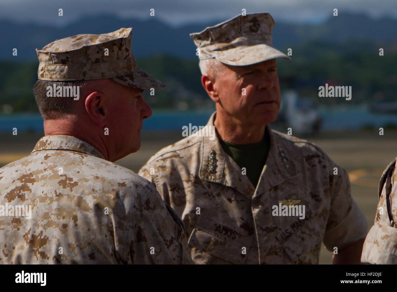 U.S. Marine Corps Général James F. Amos, commandant de la Marine Corps, et le lieutenant-général Terry G. Robling, commander, U.S. Marine Corps Forces, Pacifique, prendre la parole devant le Corps des Marines du Pacifique, cérémonie de passation de commandement, le Marine Corps Base New York, 15 août 2014. Le lieutenant-général John A. Toolan Jr. a pris le commandement du lieutenant-général Terry G. Robling durant la cérémonie. (U.S. Marine Corps photo par Lance Cpl. Wesley Timm/libérés) MARFORPAC Cérémonie de passation de commandement 140815-M-AR450-003 Banque D'Images