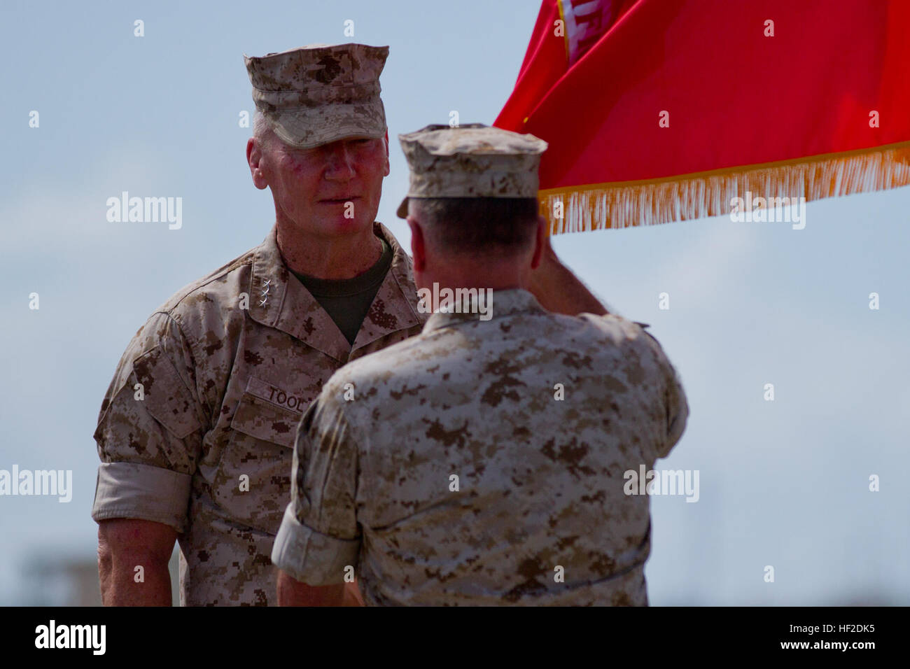 Le général du Corps des Marines américain John A. Toolan Jr. prend le commandement du lieutenant-général Terry G. Robling, commander, U.S. Marine Corps Forces, Pacifique (MFP), au cours de la cérémonie de la retraite Robling Marine Corps Base New York, 15 août 2014. Robling a pris sa retraite après 38 ans de loyaux services dans le Corps des Marines des États-Unis. (U.S. Marine Corps photo par Lance Cpl. Wesley Timm/libérés) MARFORPAC Cérémonie de passation de commandement 140815-M-AR450-018 Banque D'Images