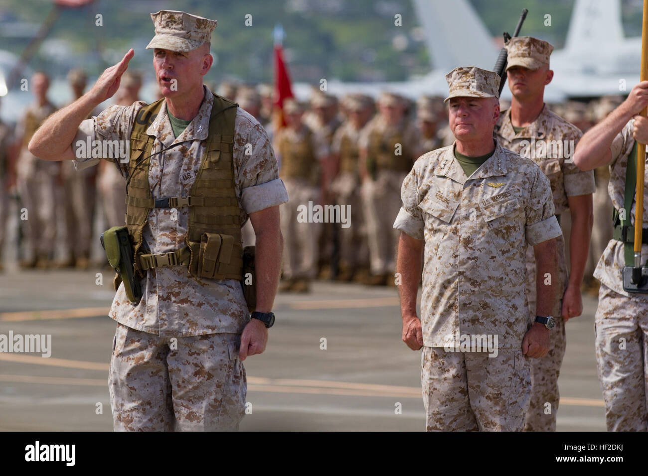 Le général du Corps des Marines américain Terry G. Robling, ancien commandant du Corps des Marines des États-Unis, du Pacifique, des Forces canadiennes, se situe à l'attention durant le Corps des Marines du Pacifique, cérémonie de passation de commandement, le Marine Corps Base New York, 15 août 2014. Le lieutenant-général John A. Toolan Jr. a pris le commandement du lieutenant-général Terry G. Robling durant la cérémonie. (Us Marine Corps photo par Lance Cpl. Wesley Timm/MARFORPAC) Parution de cérémonie commande 140815-M-AR450-021 Banque D'Images