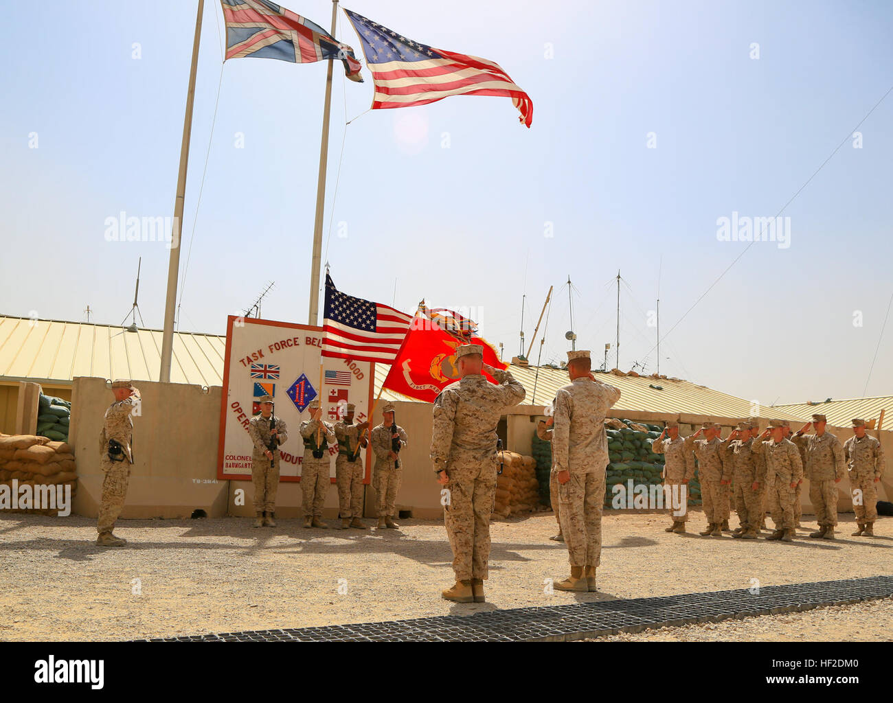 Le colonel des marines Peter B. Baumgarten (centre droit) commandant, et Tir Master Sgt. Douglas P. Fraser (centre gauche), chef des opérations avec 1er Régiment de Marines, de rendre un hommage comme unité bataille couleurs sont cased lors d'une cérémonie à bord Sapadalure Camp, dans la province d'Helmand, en Afghanistan, le 15 août 2014. 1er Bataillon, 2e Régiment de Marines a assumé la mission de sécurité du Camp et Camp Bastion Sapadalure Sapadalure le camp à bord cérémonie conclut officiellement 1e régiments de Marines en mission le Commandement régional (Sud-ouest). (Official U.S. Marine Corps photo par le Sgt. Dustin D. Mars/libéré) 1 Banque D'Images