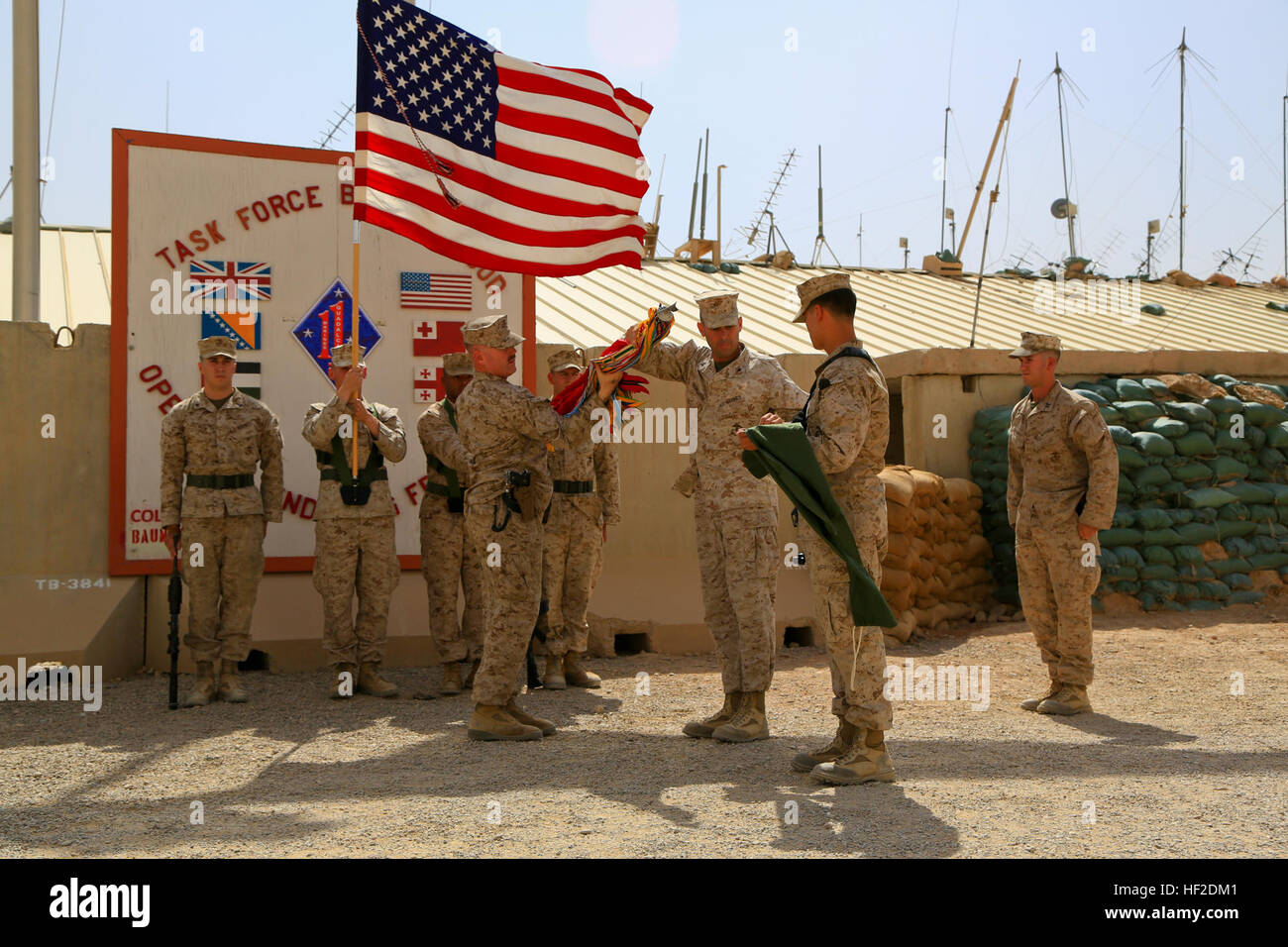 Le colonel des marines Peter B. Baumgarten (centre droit) commandant, et Tir Master Sgt. Douglas P. Fraser (centre gauche), chef des opérations avec 1er Régiment de Marines, cas où l'unité couleurs bataille au cours d'une cérémonie des couleurs à bord du boîtier Camp Sapadalure, province de Helmand, Afghanistan, le 15 août 2014. 1er Bataillon, 2e Régiment de Marines a assumé la mission de sécurité du Camp et Camp Bastion Sapadalure comme la cérémonie à bord Camp Sapadalure conclut officiellement 1e régiments de Marines en mission le Commandement régional (Sud-ouest). (Official U.S. Marine Corps photo par le Sgt. Dustin D. Mars/libérés) 1er Banque D'Images