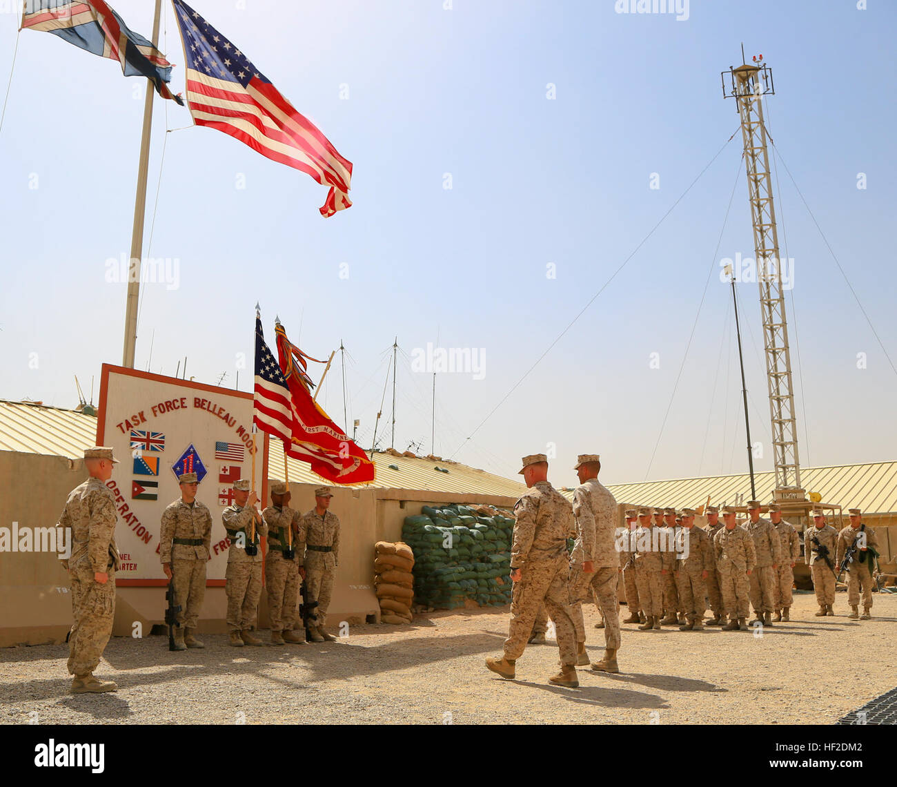 Le colonel des marines Peter B. Baumgarten (centre droit) commandant, et Tir Master Sgt. Douglas P. Fraser (centre gauche), chef des opérations avec 1er Régiment de Marines, jusqu'à leurs postes comme la bataille de l'unité de couleurs sont ensuite emboîtées lors d'une cérémonie à bord Sapadalure Camp, dans la province d'Helmand, en Afghanistan, le 15 août 2014. 1er Bataillon, 2e Régiment de Marines a assumé la mission de sécurité du Camp et Camp Bastion Sapadalure comme la cérémonie à bord Camp Sapadalure conclut officiellement 1e régiments de Marines en mission le Commandement régional (Sud-ouest). (Official U.S. Marine Corps photo par le Sgt. Dustin D. M Banque D'Images