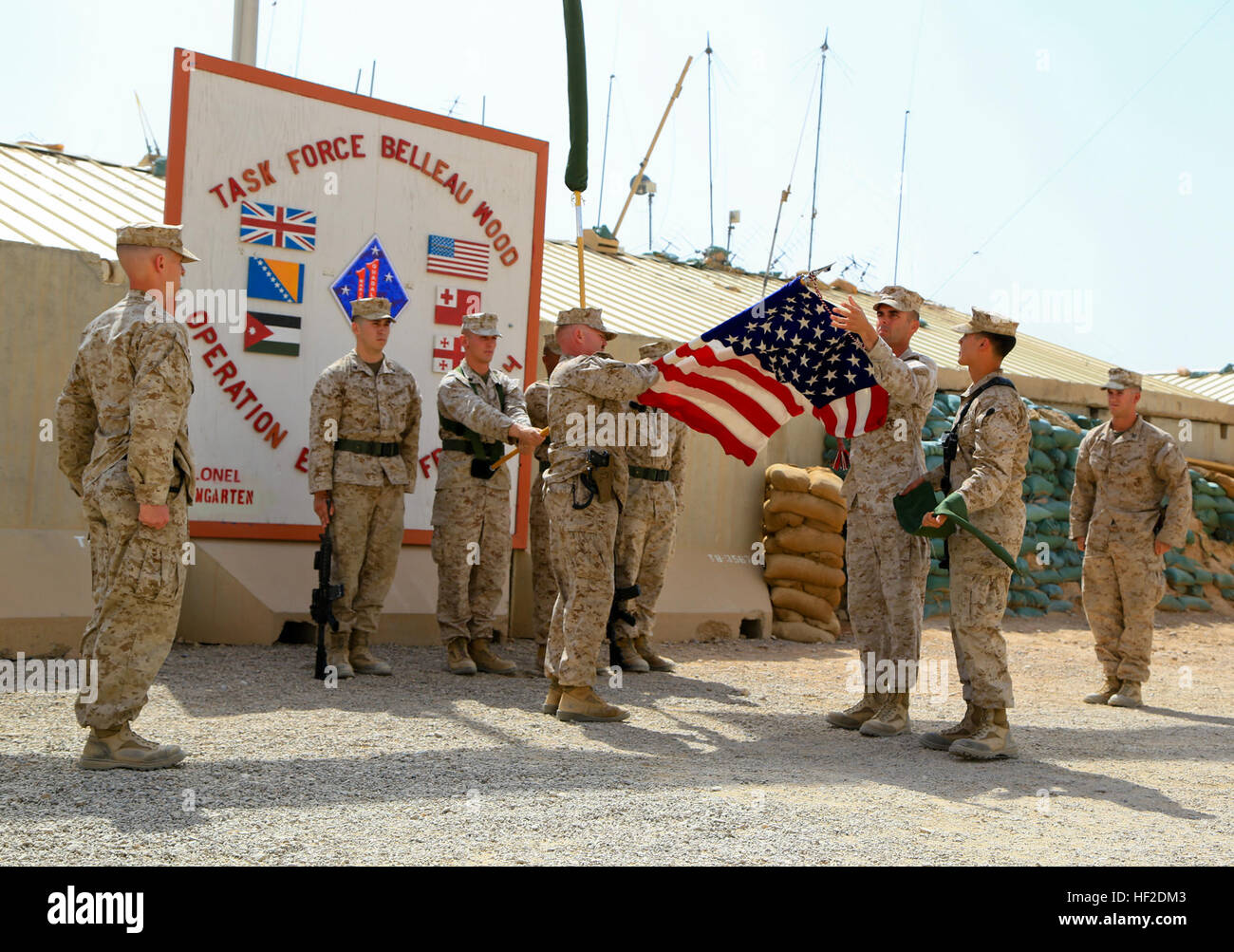 Le colonel des marines Peter B. Baumgarten (centre droit) commandant, et Tir Master Sgt. Douglas P. Fraser (centre gauche), chef des opérations avec 1er Régiment de Marines, cas où l'unité couleurs bataille au cours d'une cérémonie des couleurs à bord du boîtier Camp Sapadalure, province de Helmand, Afghanistan, le 15 août 2014. 1er Bataillon, 2e Régiment de Marines a assumé la mission de sécurité du Camp et Camp Bastion Sapadalure comme la cérémonie à bord Camp Sapadalure conclut officiellement 1e régiments de Marines en mission le Commandement régional (Sud-ouest). (Official U.S. Marine Corps photo par le Sgt. Dustin D. Mars/libérés) 1er Banque D'Images