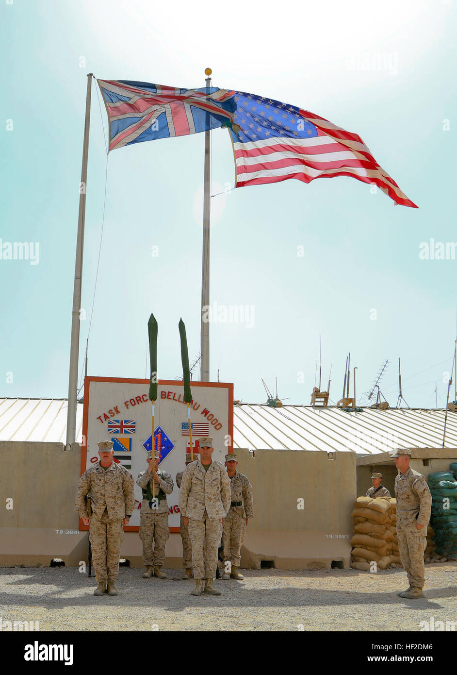 Le colonel des marines Peter B. Baumgarten (centre droit) commandant, et Tir Master Sgt. Douglas P. Fraser (centre gauche), chef des opérations avec 1er Régiment de Marines, face au sujet après que la boîte de la bataille de l'unité lors d'un tubage couleurs couleurs cérémonie à bord Sapadalure Camp, dans la province d'Helmand, en Afghanistan, le 15 août 2014. 1er Bataillon, 2e Régiment de Marines a assumé la mission de sécurité du Camp et Camp Bastion Sapadalure comme la cérémonie à bord Camp Sapadalure conclut officiellement 1e régiments de Marines en mission le Commandement régional (Sud-ouest). (Official U.S. Marine Corps photo par le Sgt. La poussière Banque D'Images