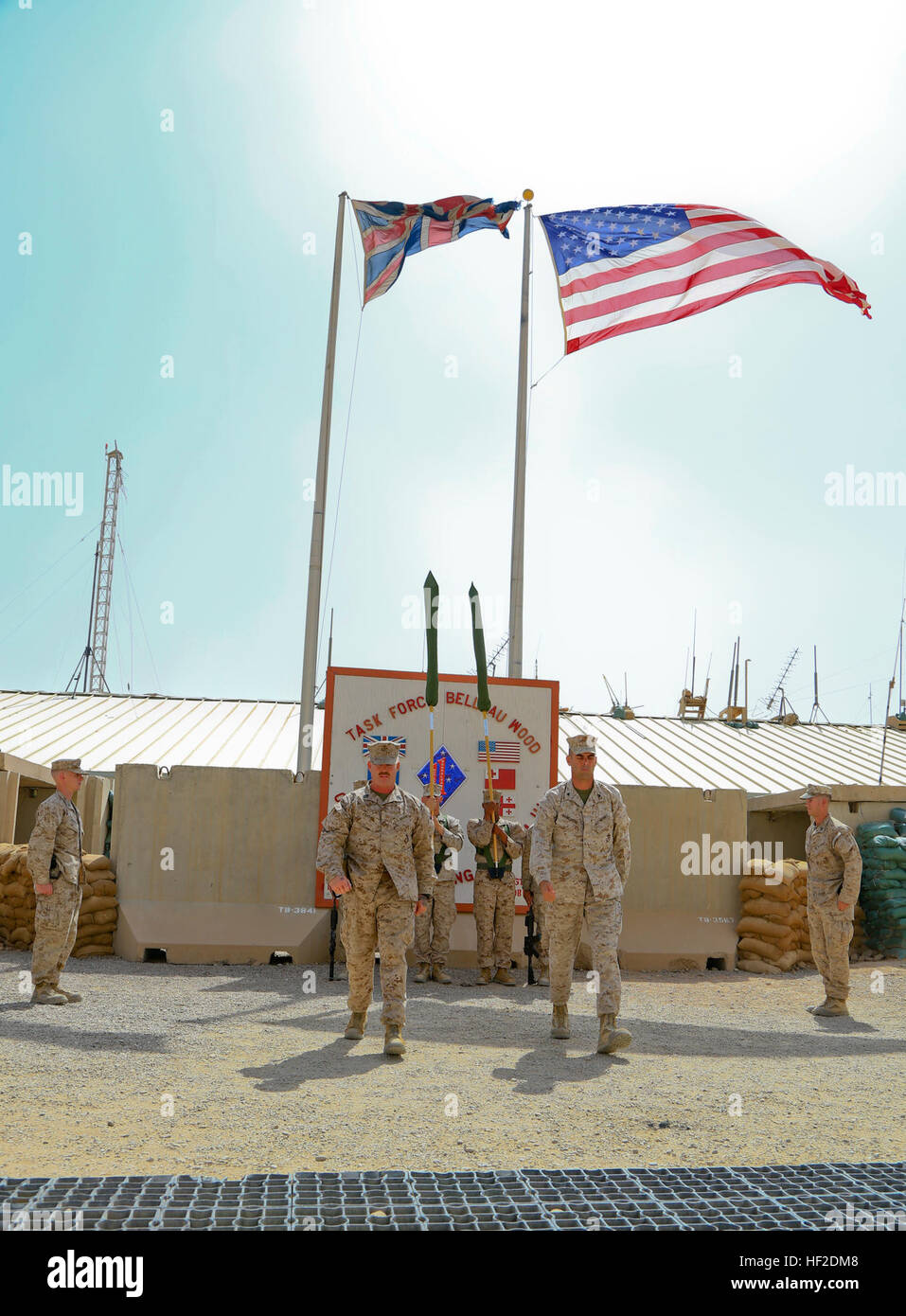 Le colonel des marines Peter B. Baumgarten (centre droit) commandant, et Tir Master Sgt. Douglas P. Fraser (centre gauche), chef des opérations avec 1er Régiment de Marines, jusqu'à leurs positions de la bataille de l'unité de couleurs en cours d'une cérémonie des couleurs à bord du boîtier Camp Sapadalure, province de Helmand, Afghanistan, le 15 août 2014. 1er Bataillon, 2e Régiment de Marines a assumé la mission de sécurité du Camp et Camp Bastion Sapadalure comme la cérémonie à bord Camp Sapadalure conclut officiellement 1e régiments de Marines en mission le Commandement régional (Sud-ouest). (Official U.S. Marine Corps photo par le Sgt. Dustin Banque D'Images