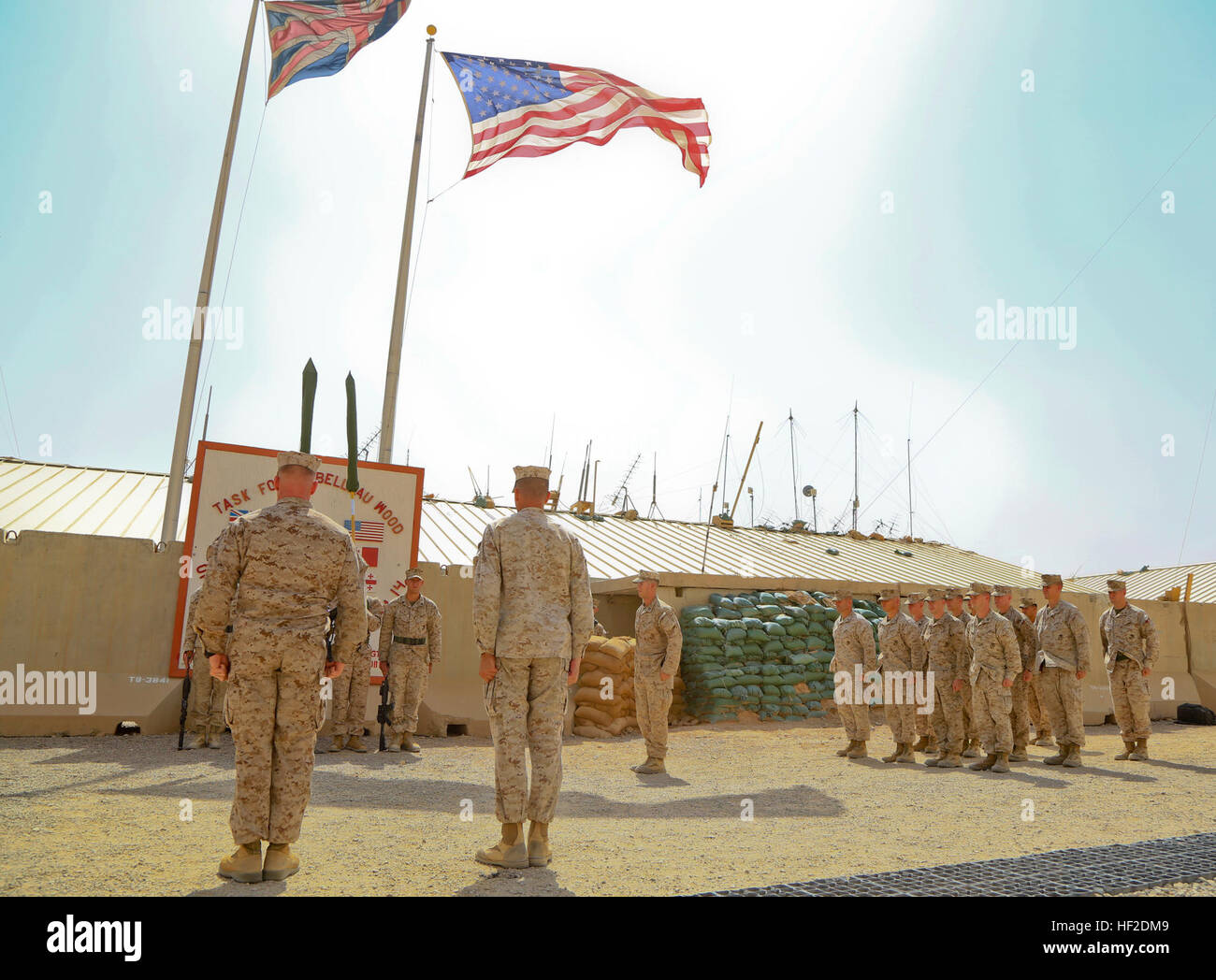 Le colonel des marines Peter B. Baumgarten (centre droit) commandant, et Tir Master Sgt. Douglas P. Fraser (centre gauche), chef des opérations avec 1er Régiment de Marines, viennent à l'attention comme le drapeau américain est abaissé au cours d'une cérémonie des couleurs à bord du boîtier Camp Sapadalure, province de Helmand, Afghanistan, le 15 août 2014. 1er Bataillon, 2e Régiment de Marines a assumé la mission de sécurité du Camp et Camp Bastion Sapadalure comme la cérémonie à bord Camp Sapadalure conclut officiellement 1e régiments de Marines en mission le Commandement régional (Sud-ouest). (Official U.S. Marine Corps photo par le Sgt. Dustin D Banque D'Images