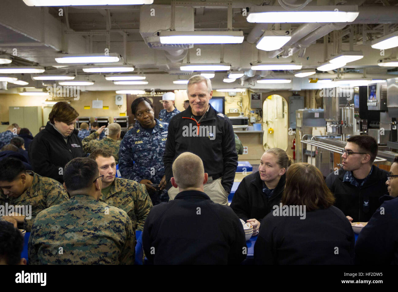 Les Marines et les marins à bord de l'USS America (LHA 6) et du Special Purpose MAGTF South participent à une réunion sociale et polyvalente sur la crème glacée. L'événement facilite la discussion, fournit un soutien moral et comprend des visites de navires pour améliorer l'engagement et la compréhension de l'importance de la mission. Banque D'Images