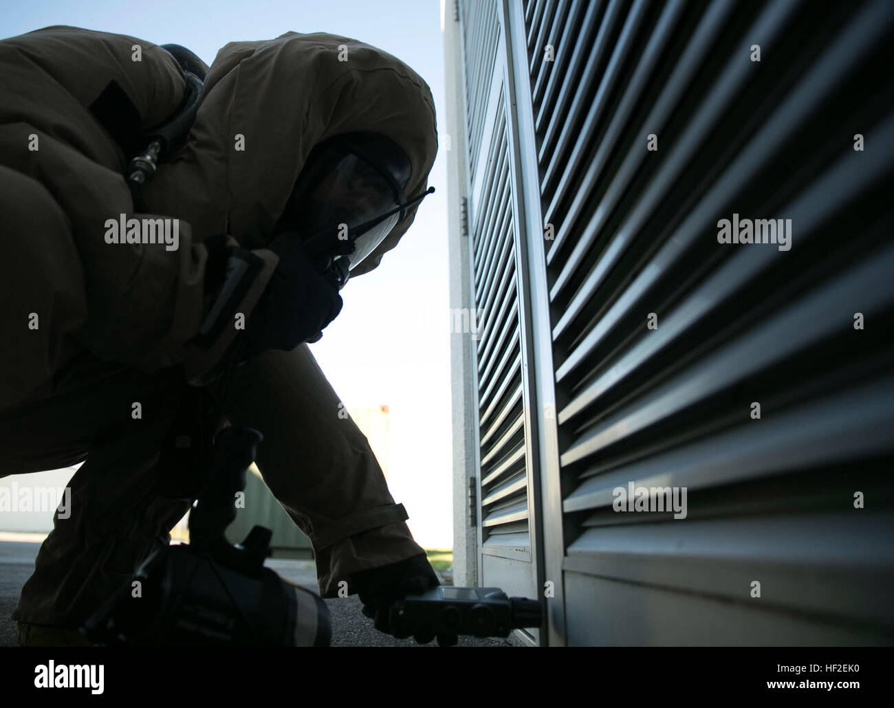 Le Cpl. Jon R. Loftis, de Maple Lake, Minnesota, inspecte un bâtiment pour les matières dangereuses utilisées au cours de l'évaluation et la gestion des conséquences de l'événement de formation en intervention le 27 août à Futenma Marine Corps Air Station. L'événement de formation concernés répondent à des appels concernant les matières dangereuses. Loftis est un produit chimique, biologique, radiologique et nucléaire spécialiste de la défense maritime avec l'Escadron d'Aile 1, 1er, aile d'avion Marine III Marine Expeditionary Force. (U.S. Marine Corps photo par Lance Cpl. Tyler/Ngiraswei) Parution Marines CBRN démontrée au cours de la formation intervention hazmat Banque D'Images