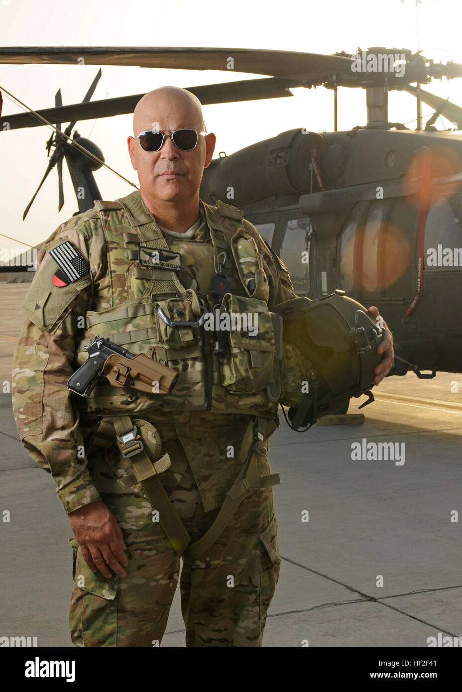 L'Adjudant chef Tom McClellan, les opérations tactiques et l'agent principal aviator pour 1e Division de cavalerie, Command-South régionales, pose pour une photo devant un UH-60 Black Hawk le 4 septembre 2014, à l'aérodrome de Kandahar, Afghanistan. Bien que McClellan's la responsabilité principale est de conseiller le commandant général du RC-Sud sur les questions de l'aviation, il est aussi un pilote de Black Hawk. (U.S. Photo de l'armée par le sergent. John Etheridge) 29 ans d'expérience pour l'Armée aviator vit E28098étant dans l'gameE28099 140904-Z-BQ261-029 Banque D'Images