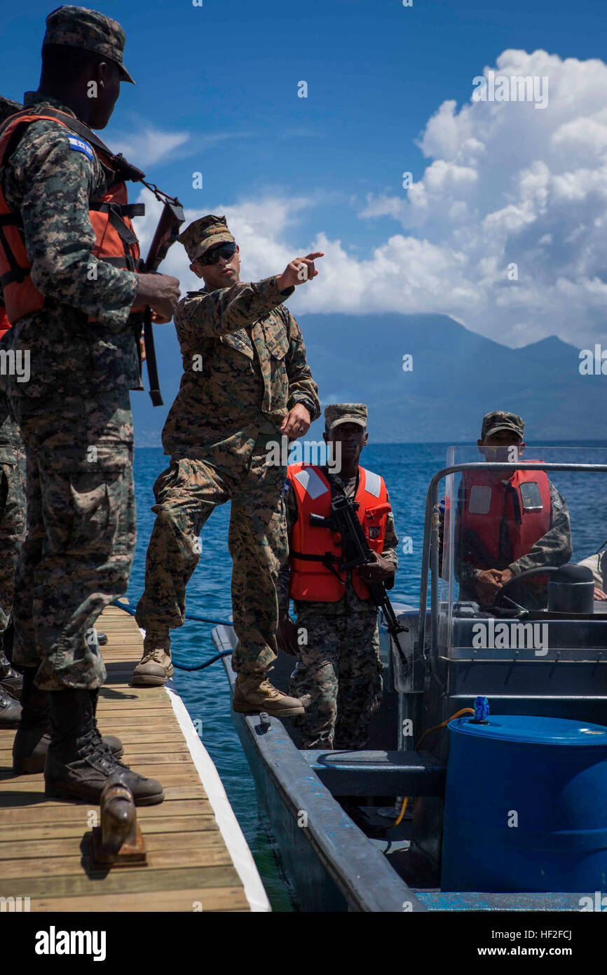 Le sergent du Corps des Marines des États-Unis. Sergio Rodriguez, un instructeur de tactiques d'infanterie avec l'équipe de coopération en matière de sécurité, se traduit pour l'aviation de la Marine américaine Ordnanceman 2e classe Matthew Watson, avec l'Escadron fluviales côtières 2 CORIVRON (2), alors qu'il conseille aux membres de la Brigada de Infantria de Marina sur les techniques appropriées au cours de l'application pratique de la partie d'une catégorie médicale, Trujillo, Honduras, 9 septembre 2014. Le CORIVRON 2 équipe fait partie du sud de la gare de partenariat 14, un exercice interarmées a porté sur les échanges d'experts en la matière avec les pays partenaires et les forces de sécurité ainsi que Banque D'Images